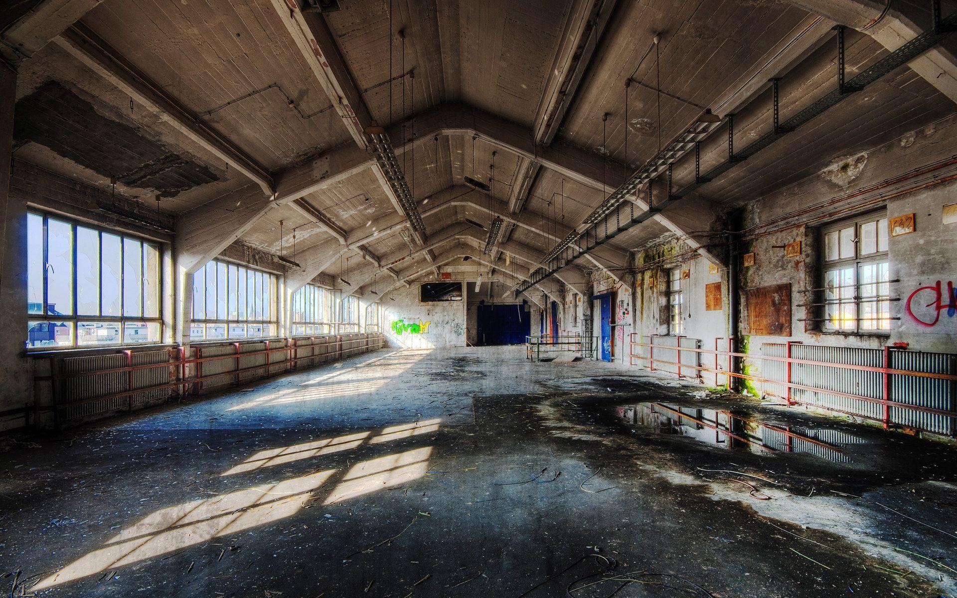 Сооружение помещение. Заброшенное здание...abandoned building. Заброшенные производственные помещения. Заброшенное промышленное здание изнутри. Заброшенный завод.