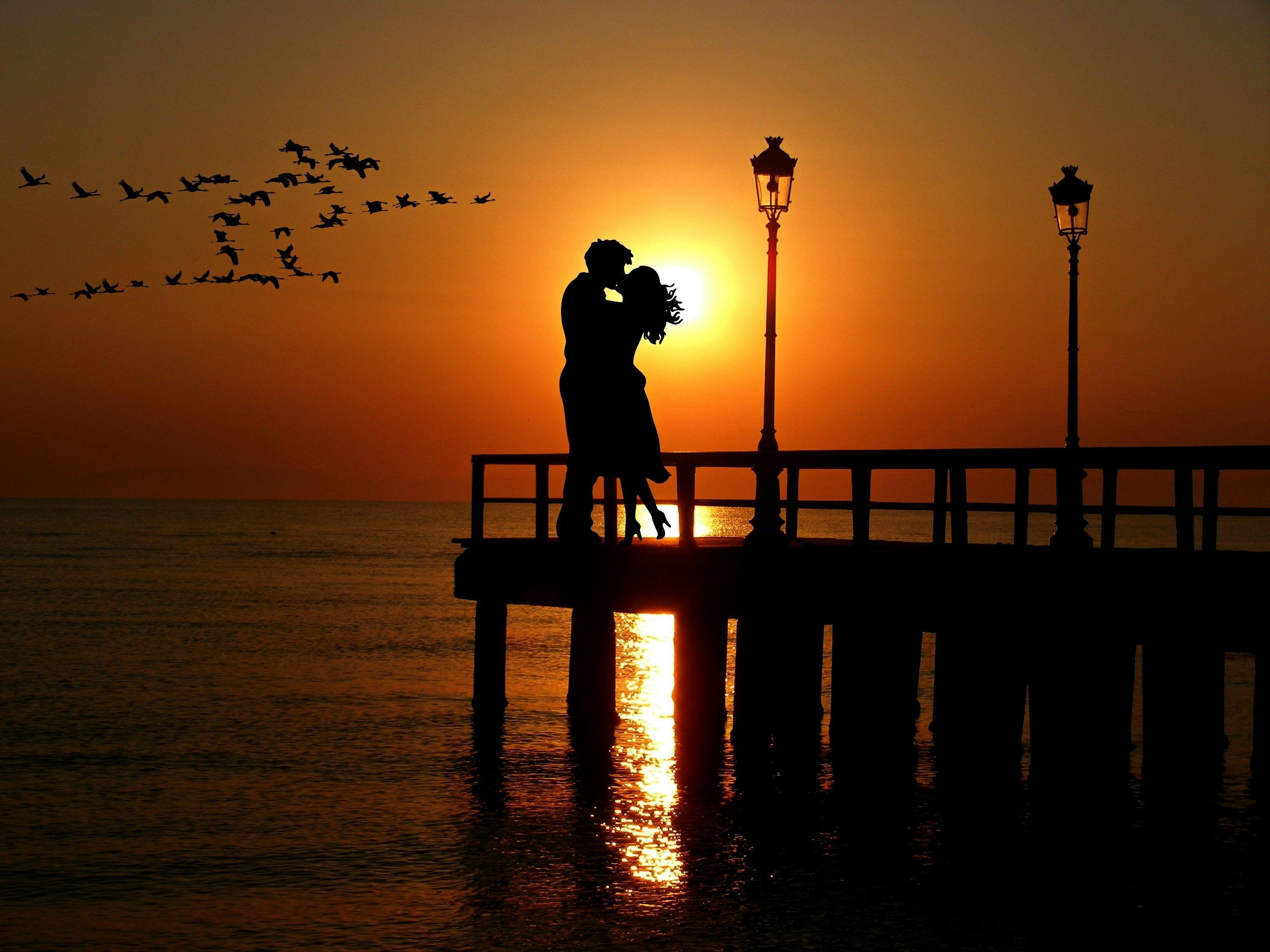 3072x2304 Silhouette of man an woman kissing during sunset HD wallpaper