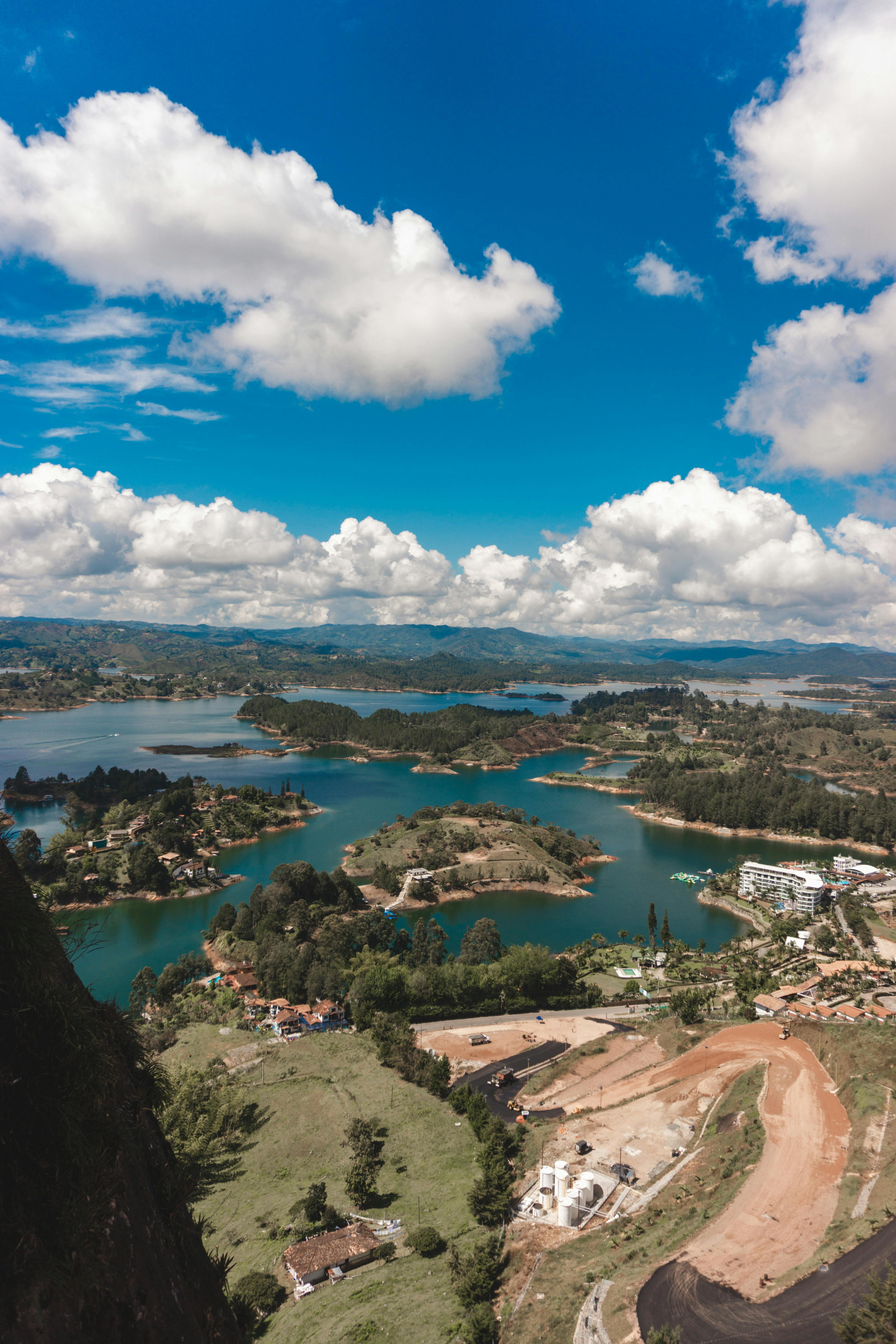 3966x5949 White Clouds above the Town of Guatapé in Colombia · Free