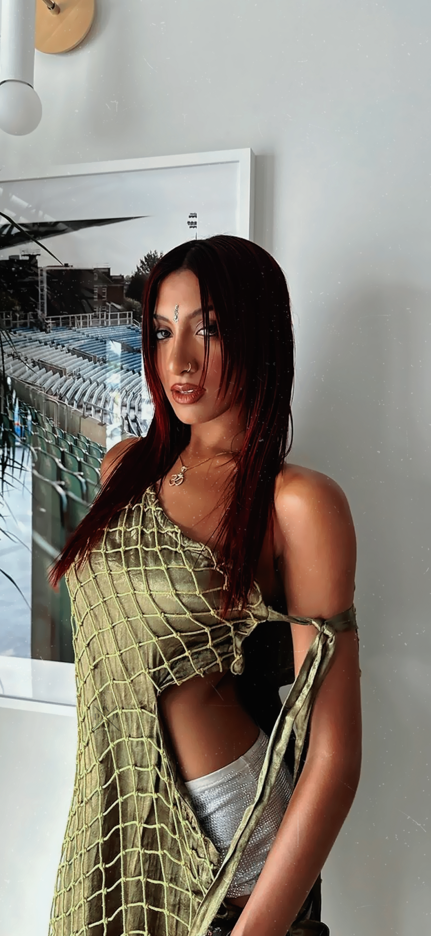 886x1920 Lara Raj Wallpaper