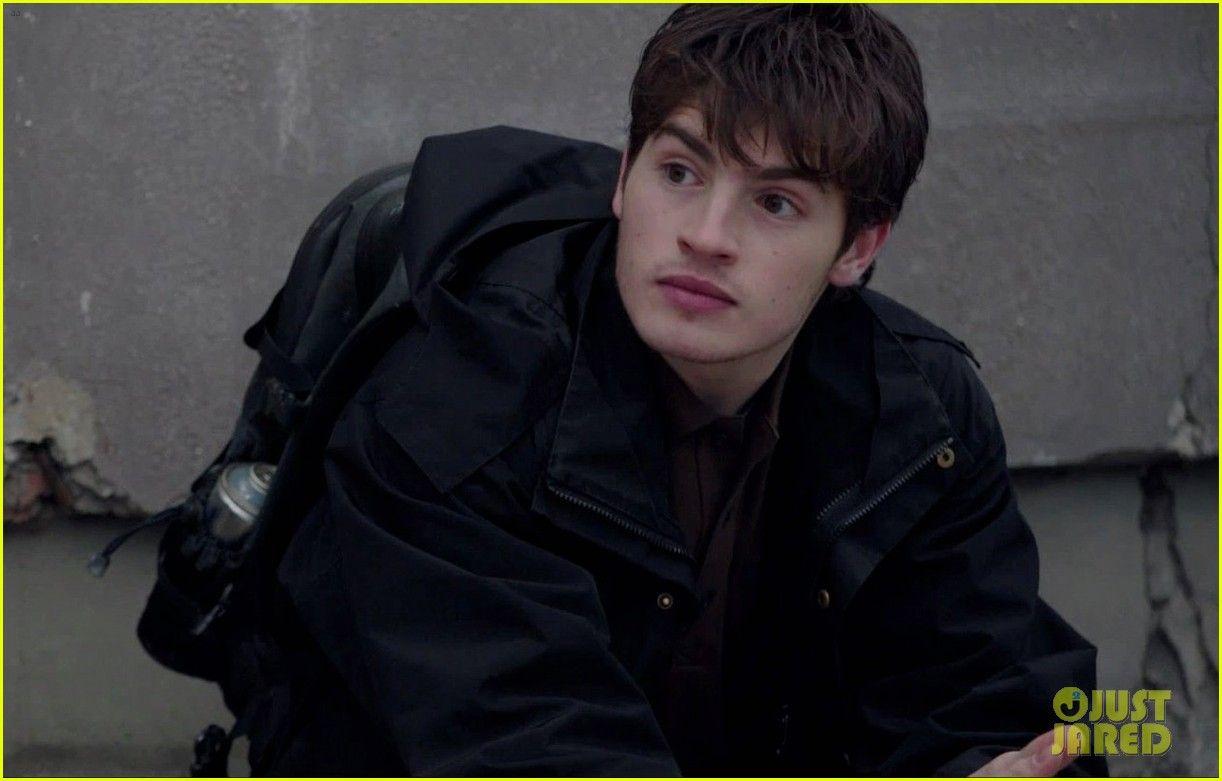1222x781 Meghan Markle & Gregg Sulkin Debut New 'Anti Social: Special
