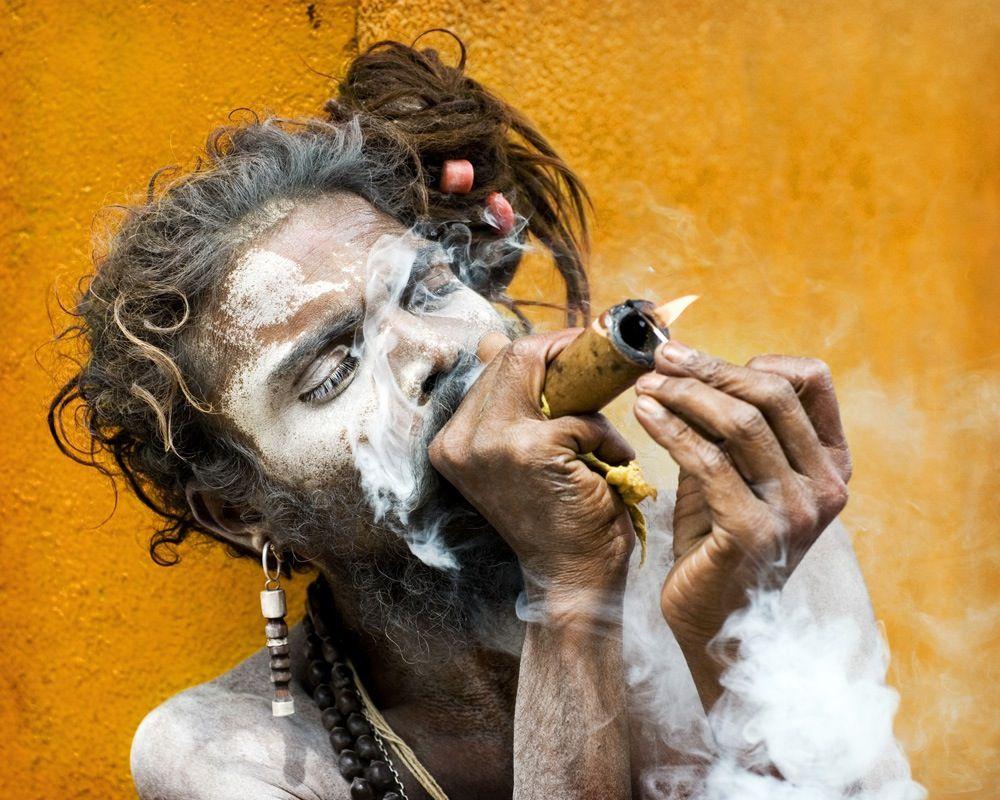 1000x800 Sadhu Smoking Painting