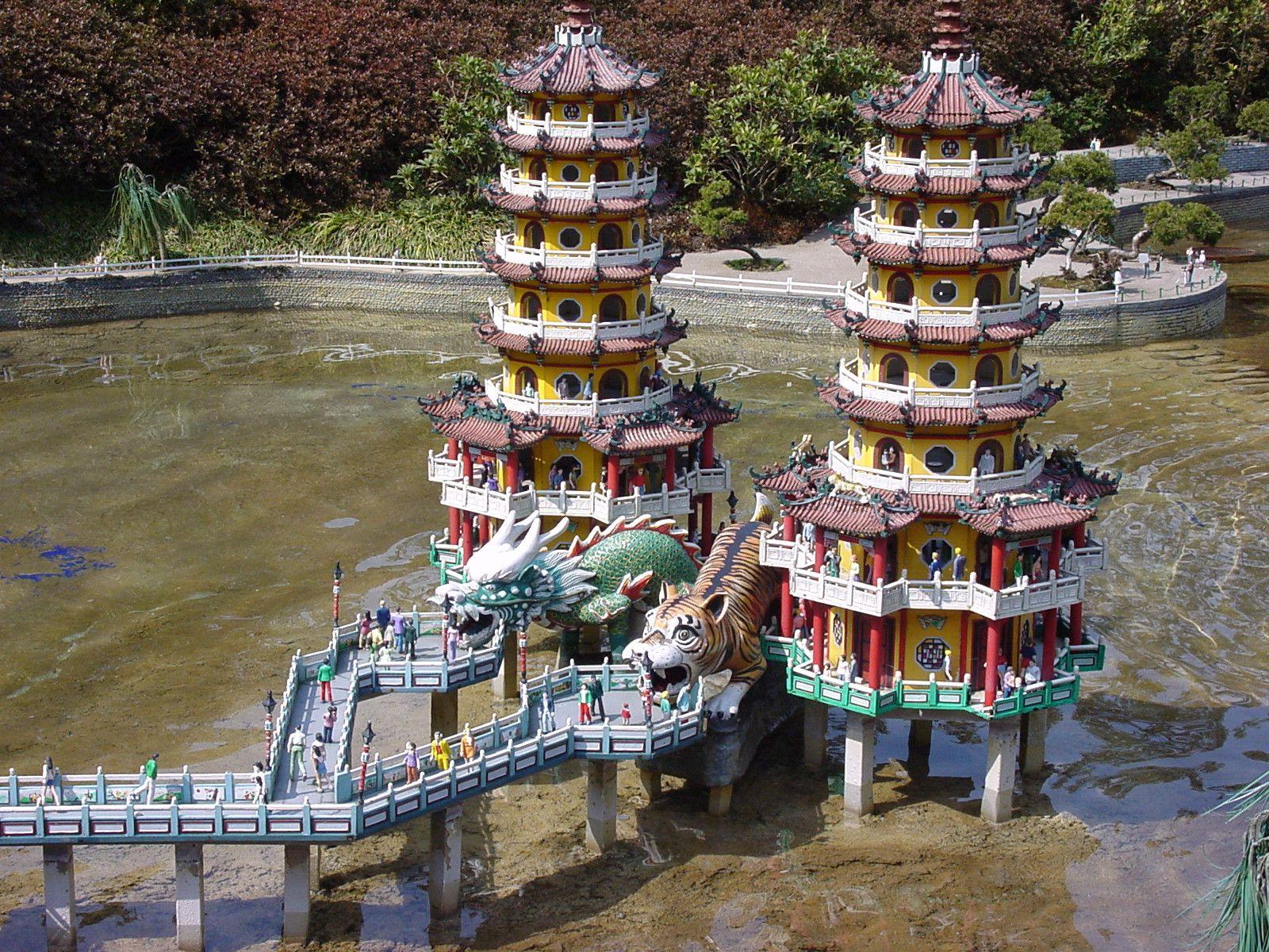1600x1200 Tobu World Square Dragon and Tiger Pagodas on Lotus Lake