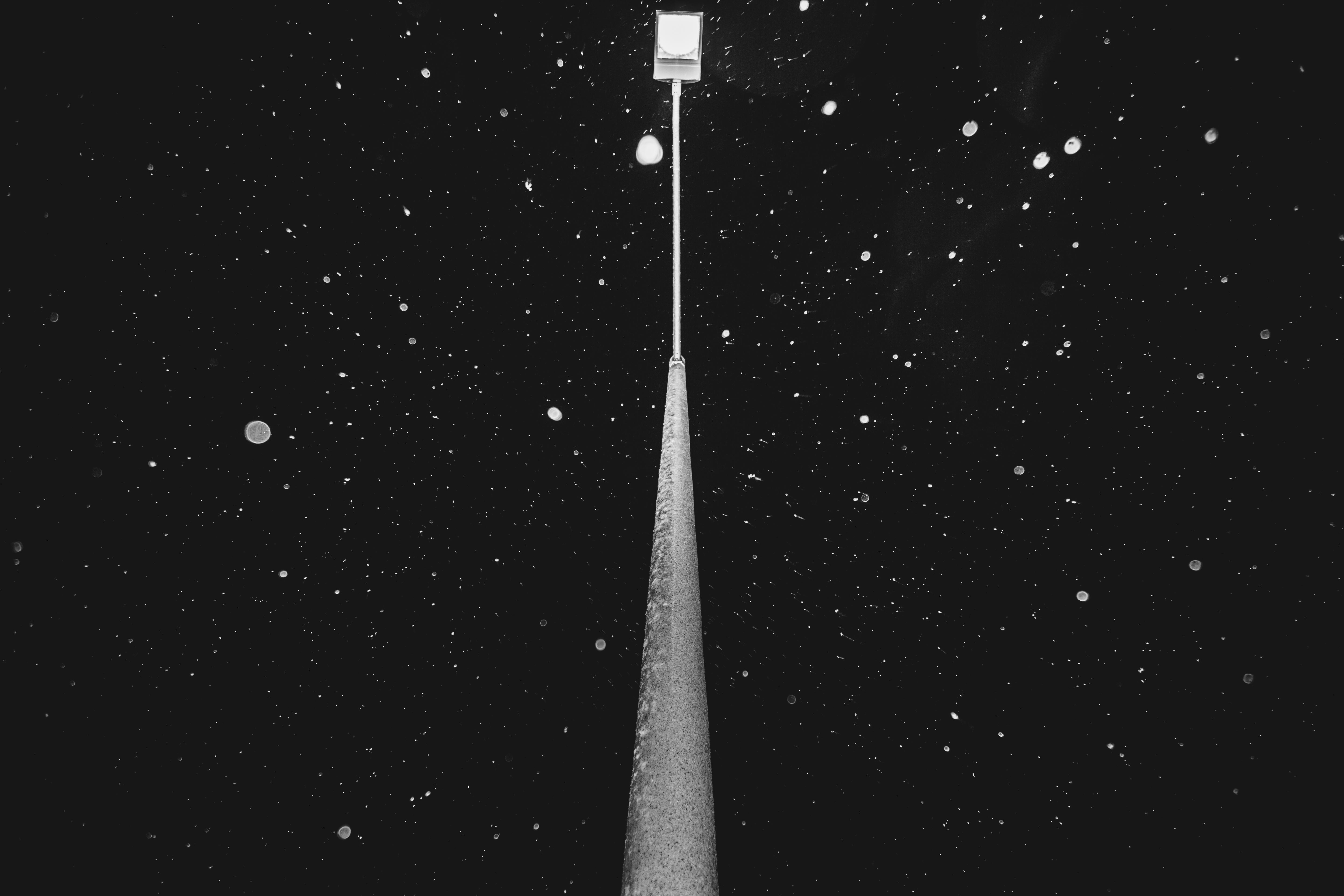 5760x3840 Streetlamp in the Snow [OC] [5760x3840]