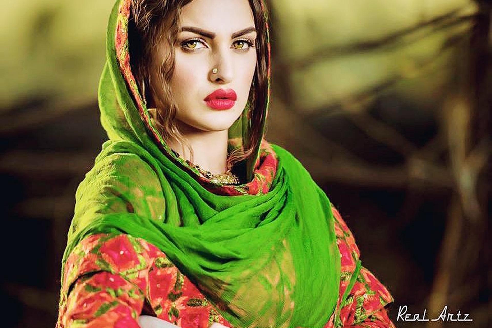 1920x1280 Himanshi Khurana Wallpaper