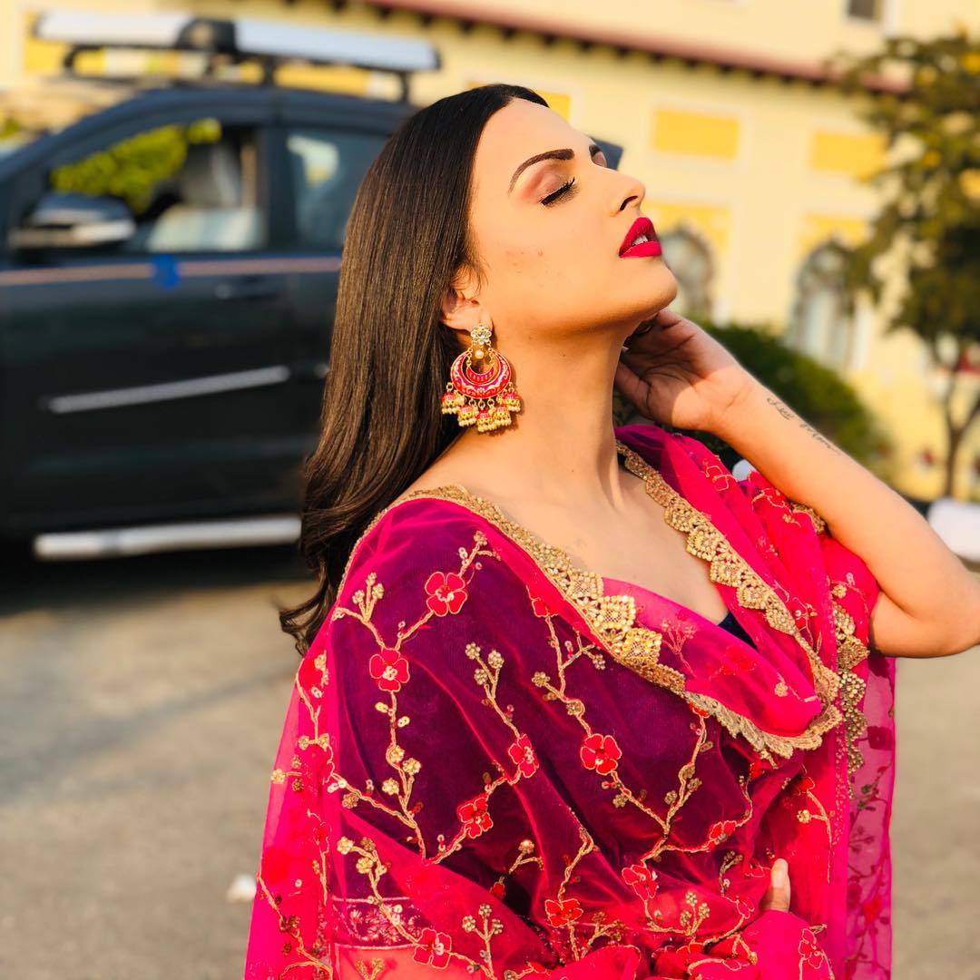1080x1080 Himanshi Khurana Wallpaper