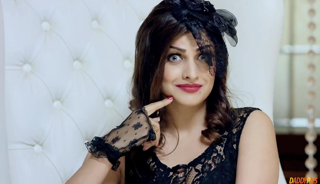 1334x766 Himanshi Khurana Wallpaper
