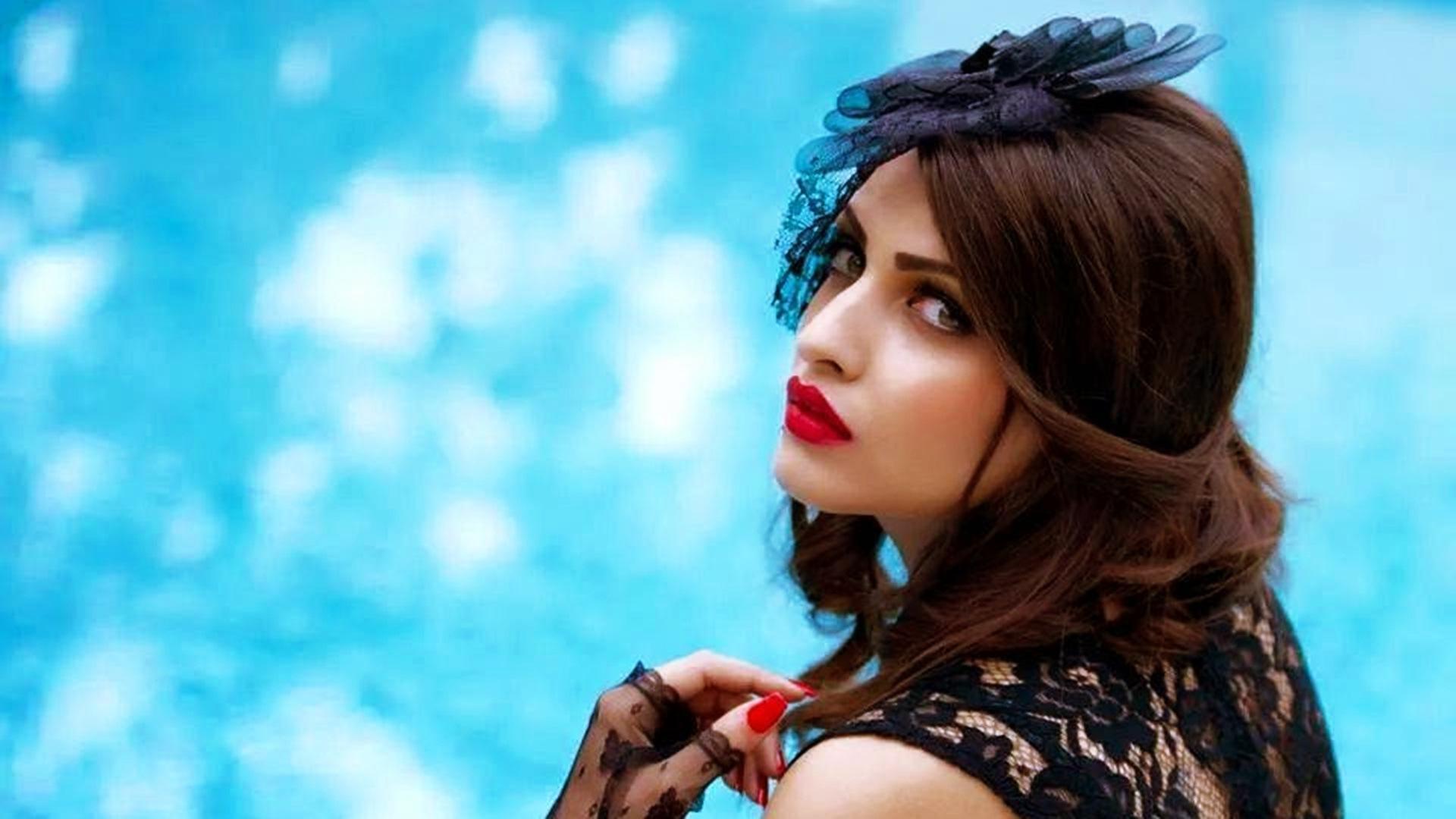 1920x1080 Himanshi Khurana Wallpaper
