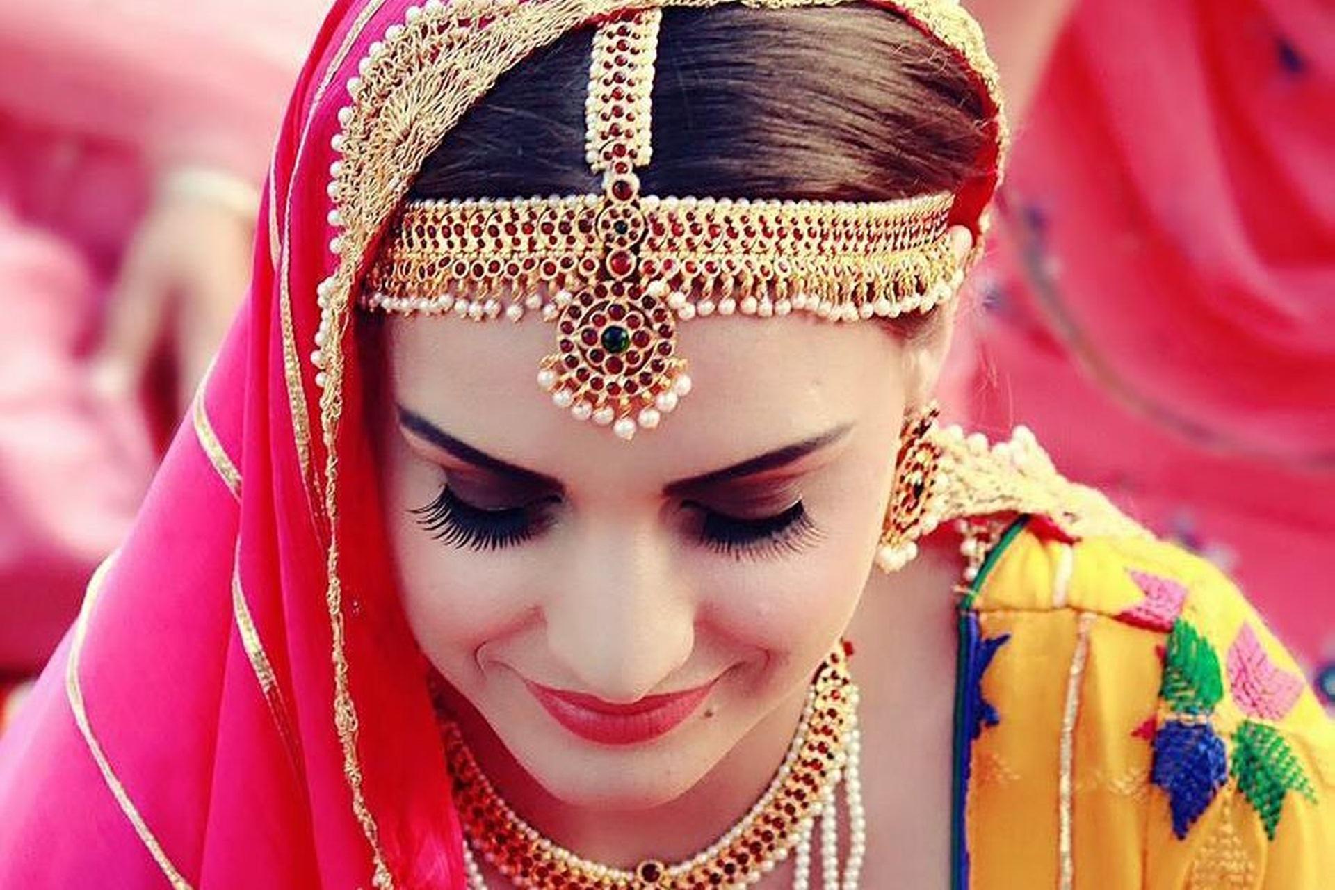 1920x1280 Himanshi Khurana Wallpaper