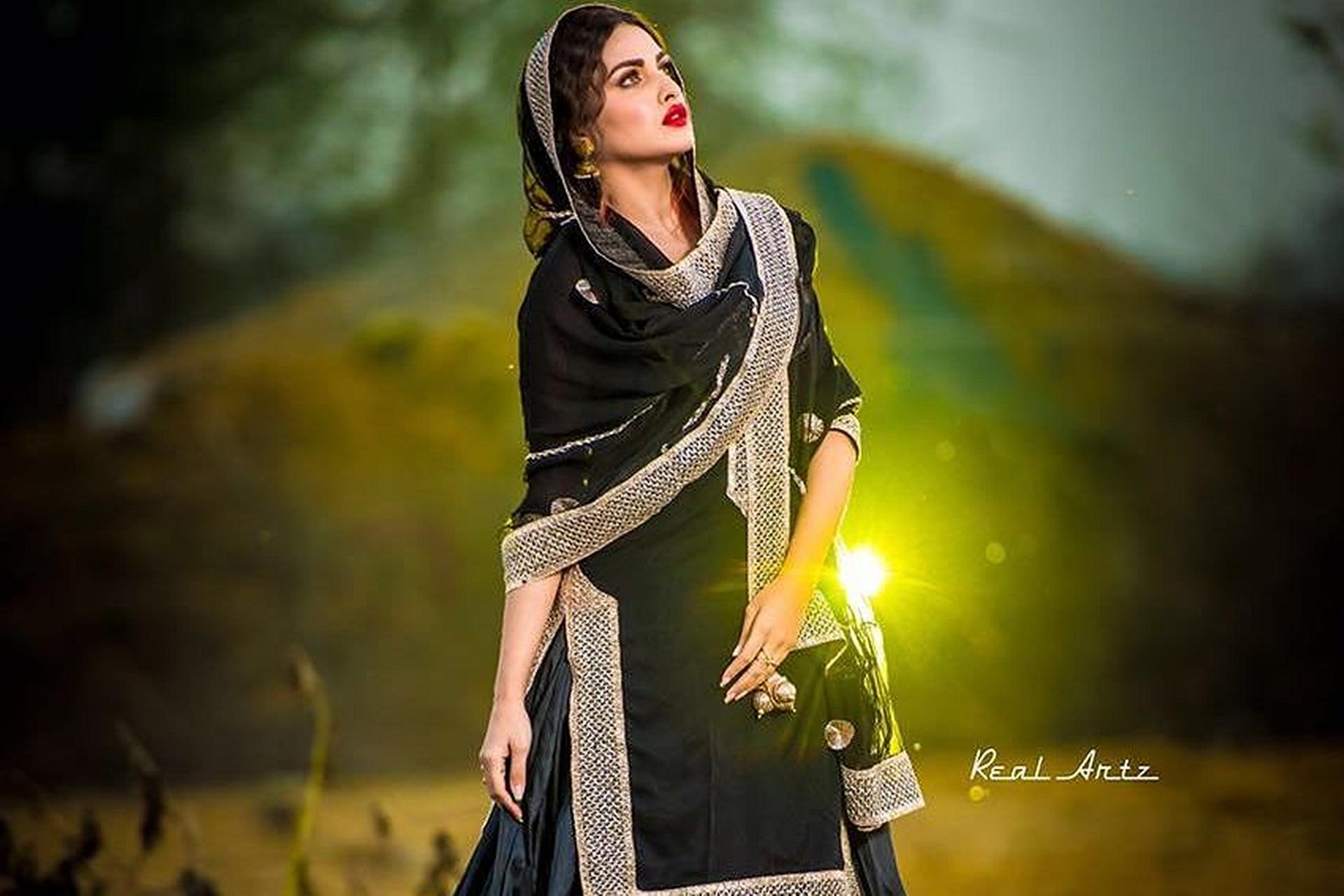 1920x1280 Himanshi Khurana Desktop Wallpaper