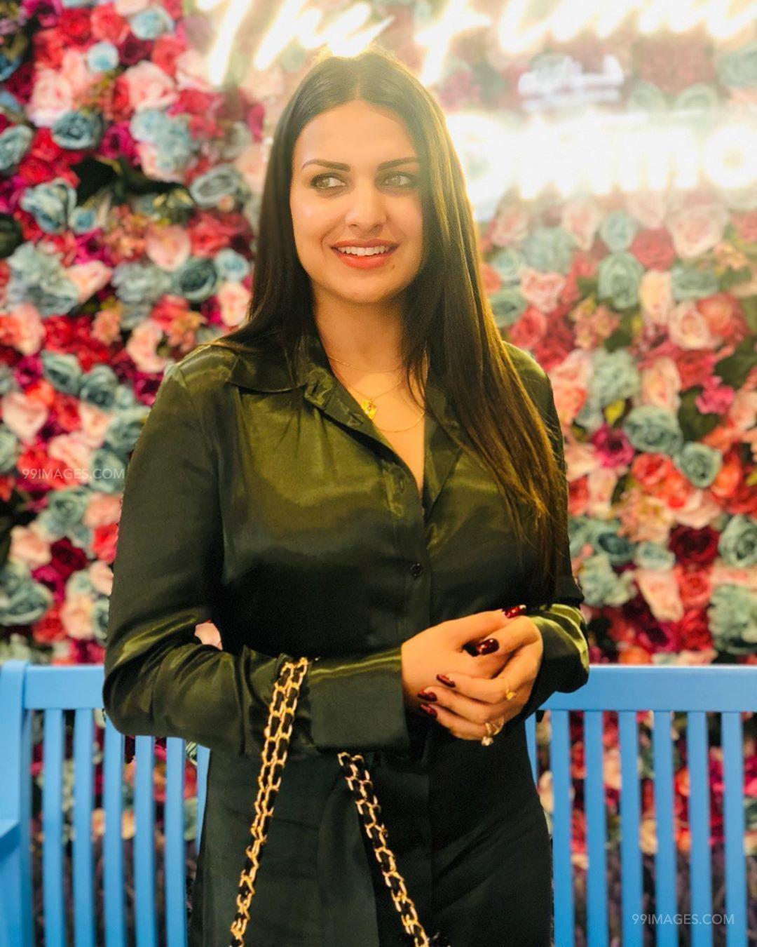 1080x1350 Himanshi Khurana Beautiful HD Photo & Mobile Wallpaper HD