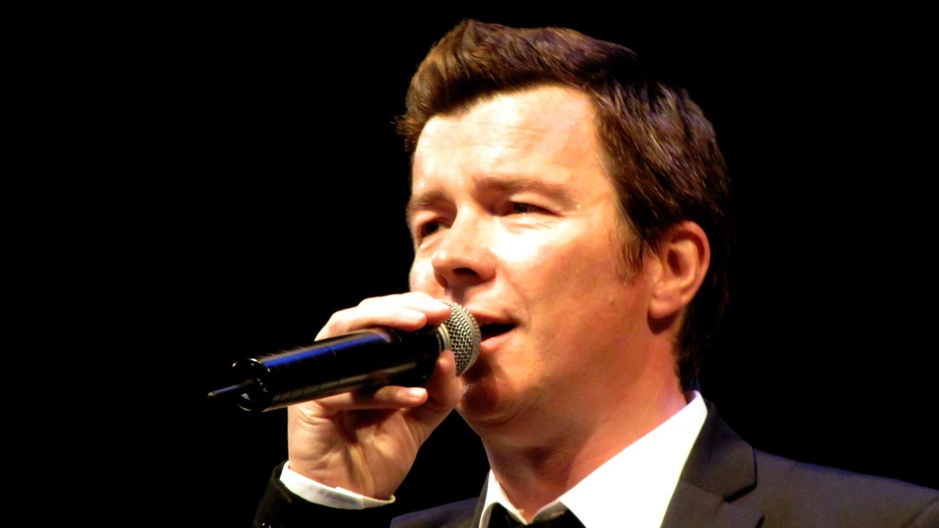 Rick Astley no longer a Glastonbury virgin as he plays the Pyramid Stage   Ents  Arts News  Sky News