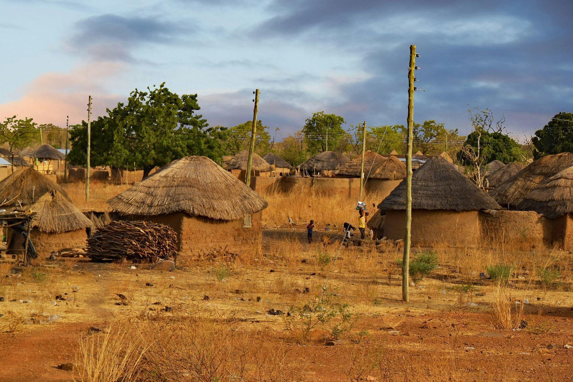 1920x1280 Lady With Village Hut hình nền Ghana Village Hut - Tây Phi