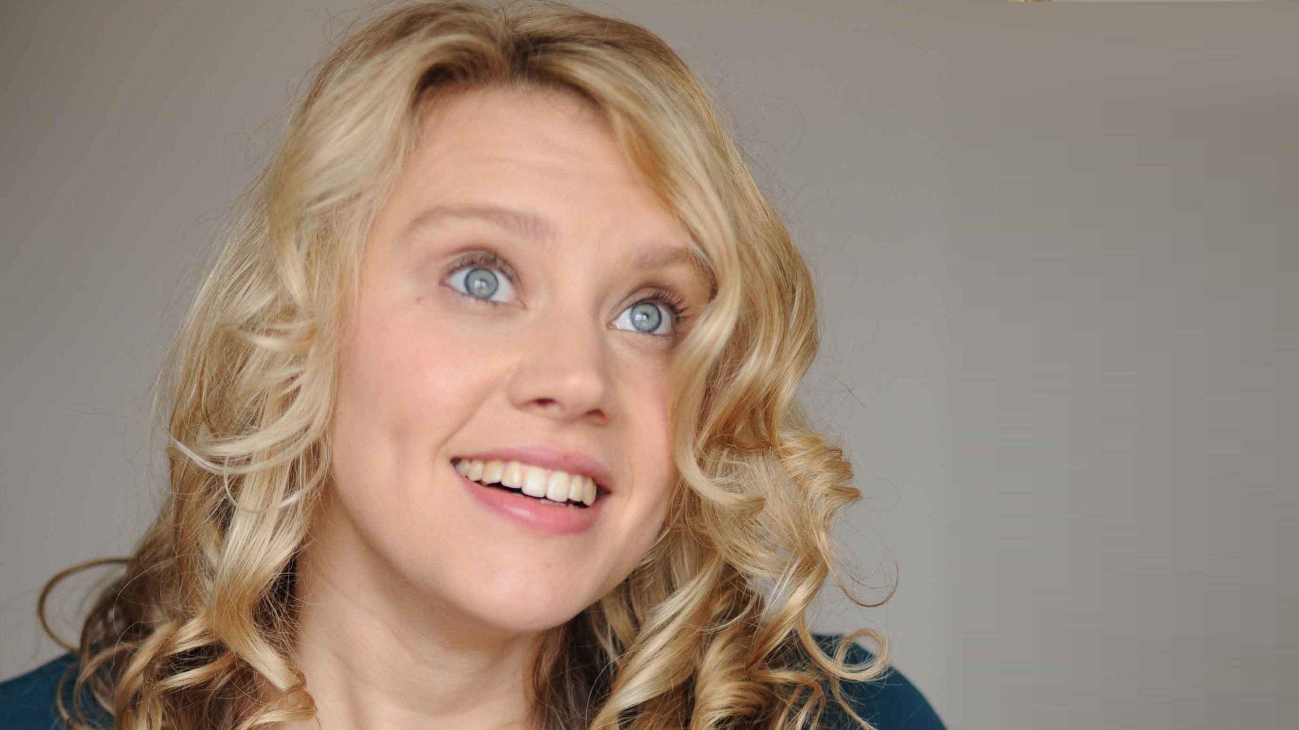 2560x1440 Kate McKinnon Wallpaper