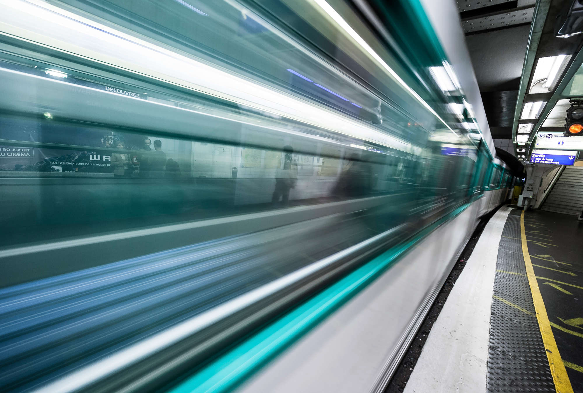 2000x1350 Photo wallpaper Train Arriving in Paris