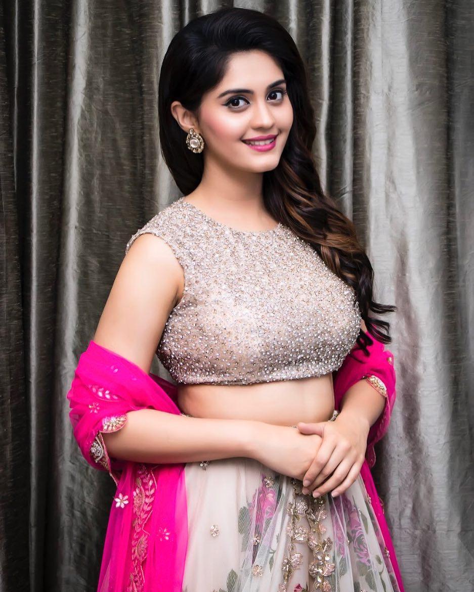 937x1171 Surbhi at Zee Apsara Awards 2018 Indian Actress