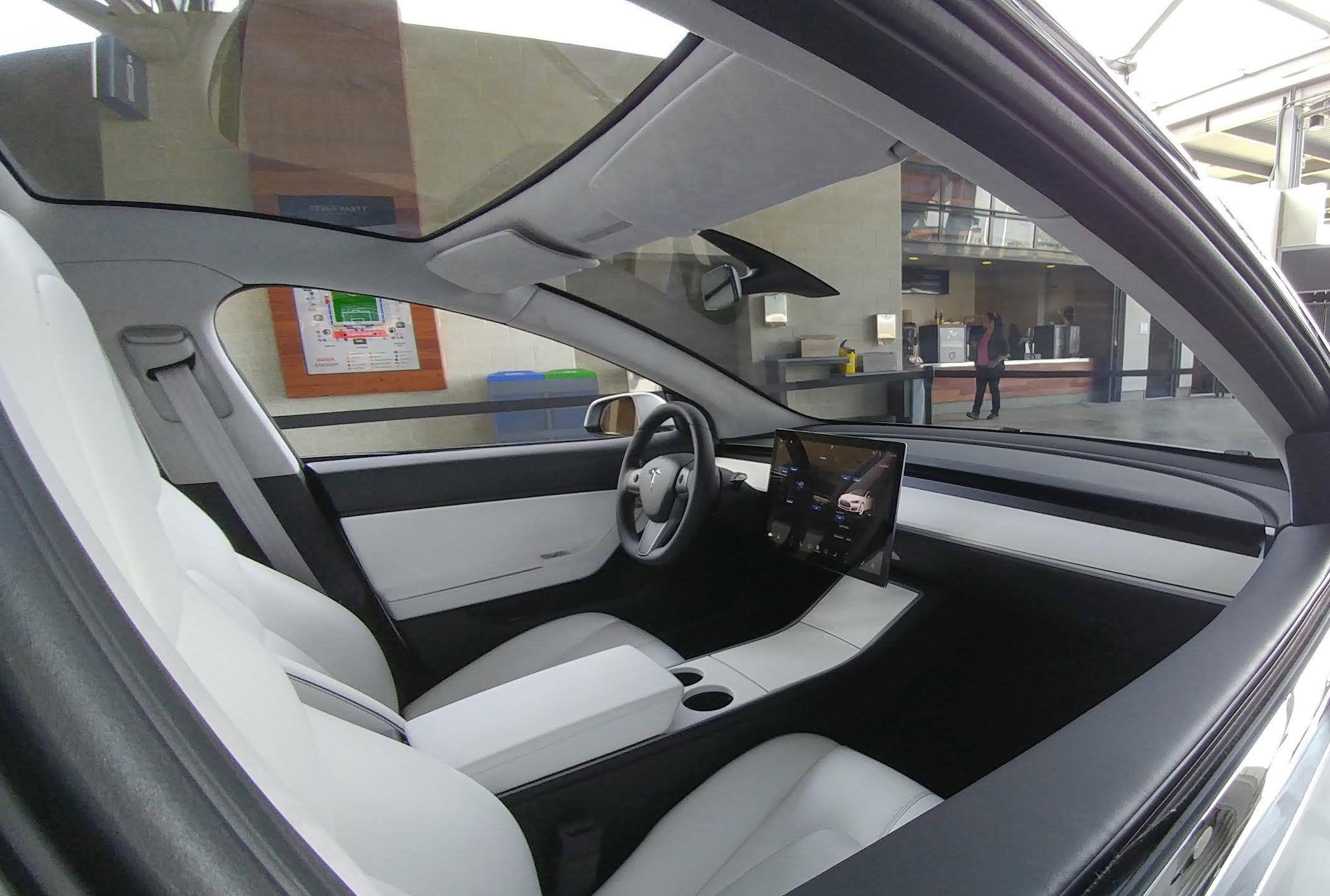 2113x1424 Tesla Model 3 Interior in Broad Daylight Looks like Something's