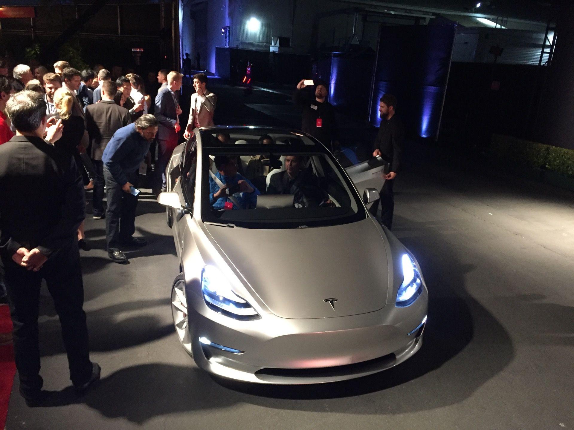 1920x1440 Tesla Model 3 reservations rise to 000 after one week