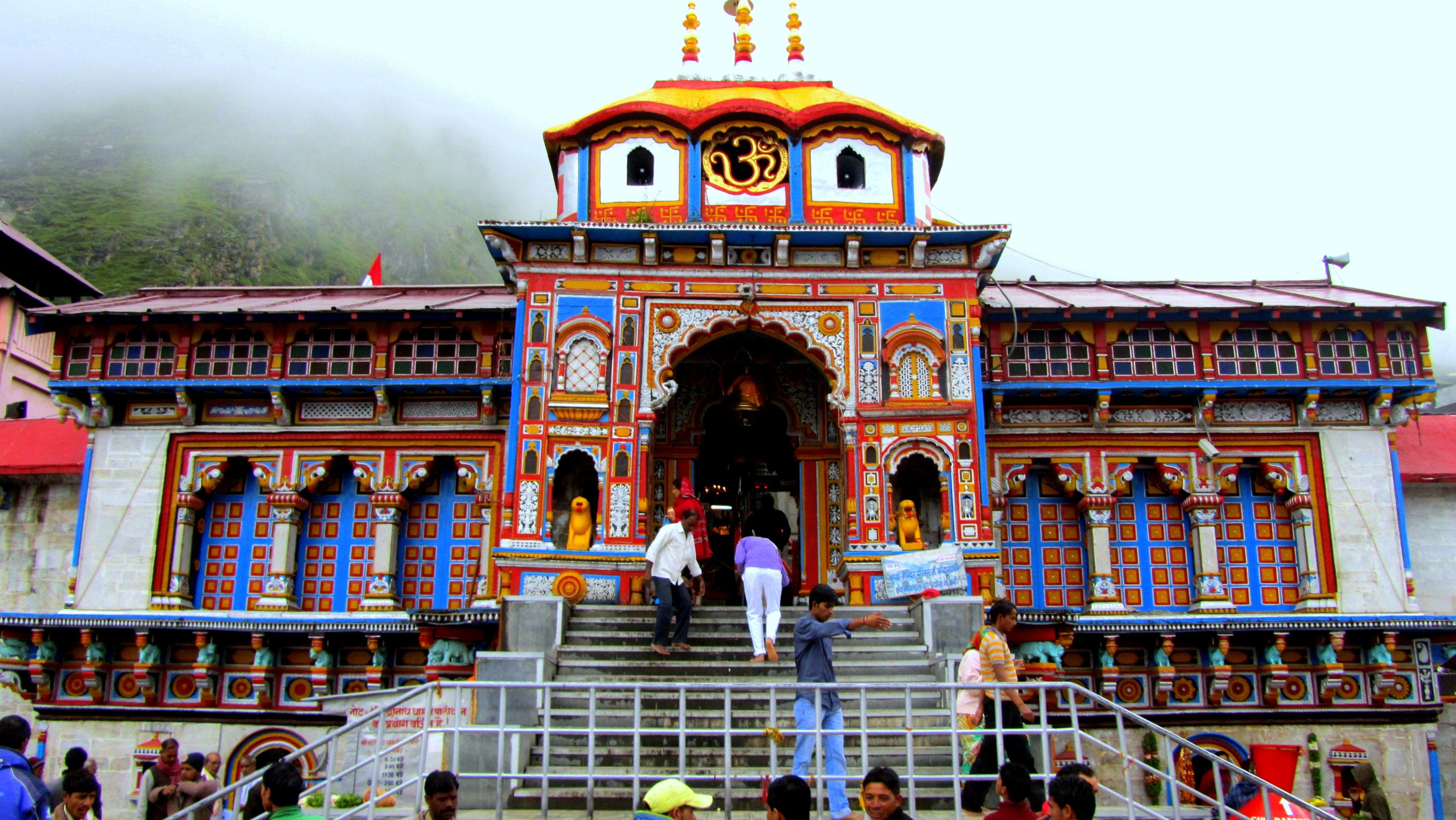 4320x2432 Badrinath Temple Wallpaper
