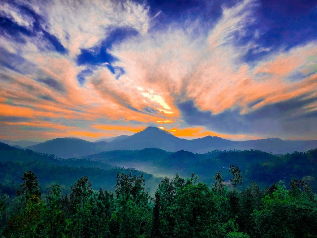 1024x768 Clouds and mountains in Chikmagalur