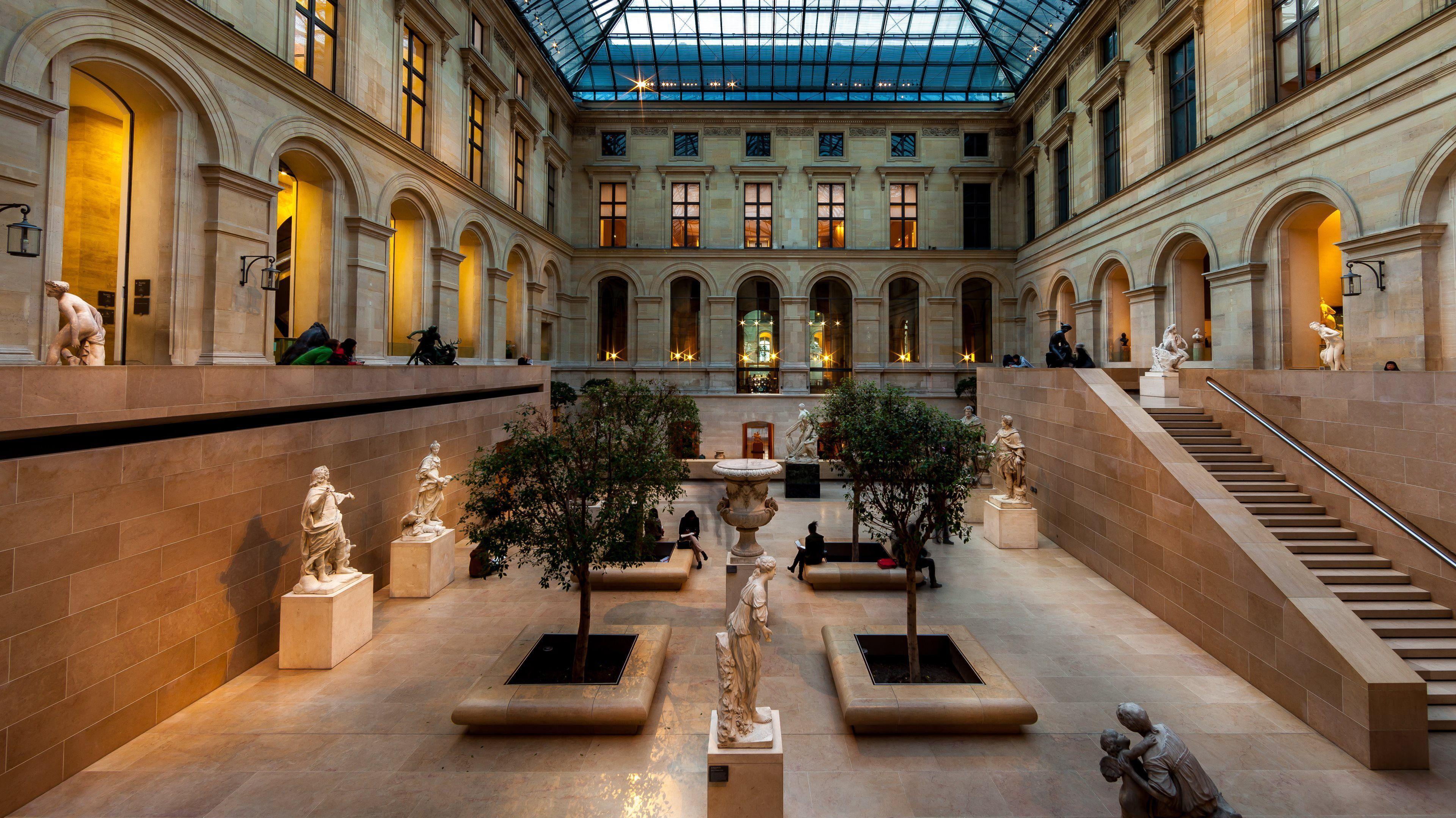 Музей в париже 4. Лувр Париж внутри. Лувр внутренний двор. Лувр музей внутри.
