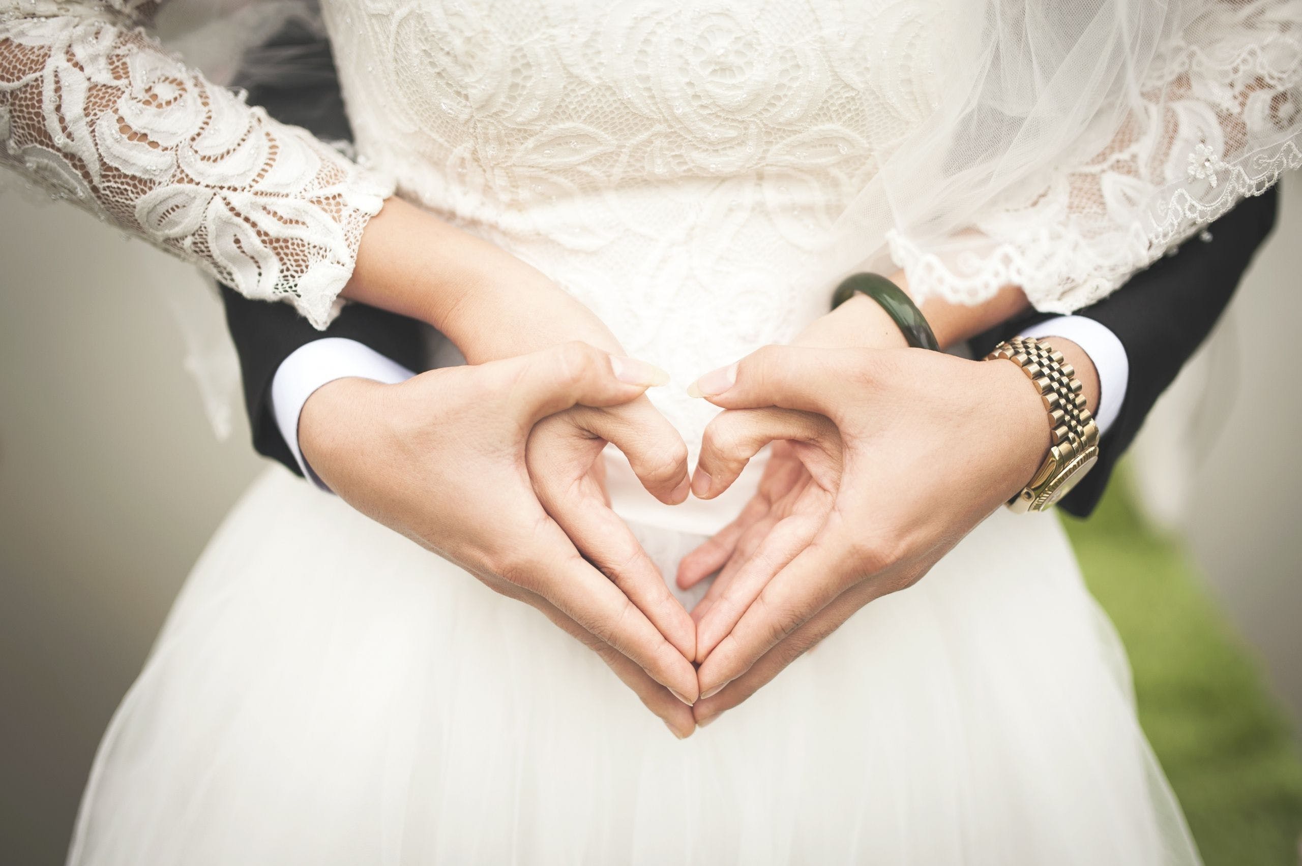 2560x1704 HD Wedding Love Heart Hands Wallpaper