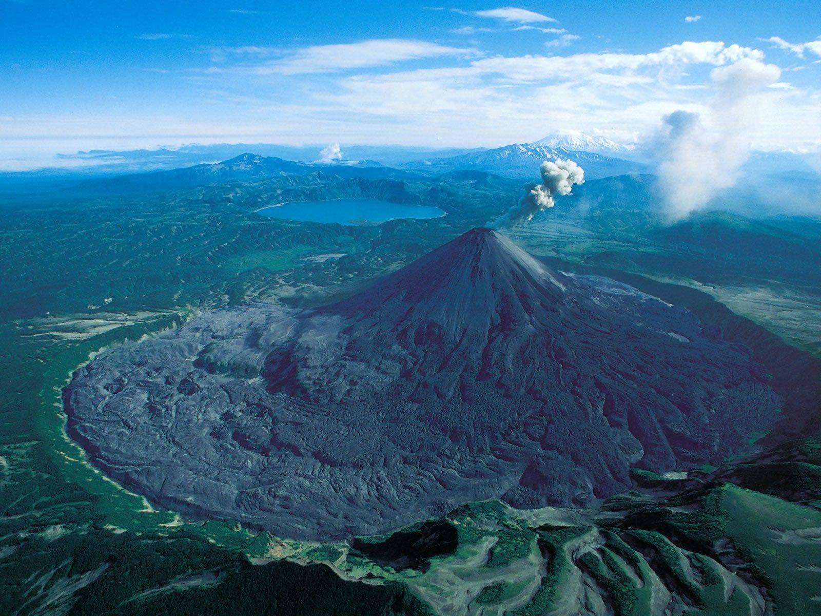 1600x1200 Karymskaya volcano in the Kamchatka peninsula, Russia