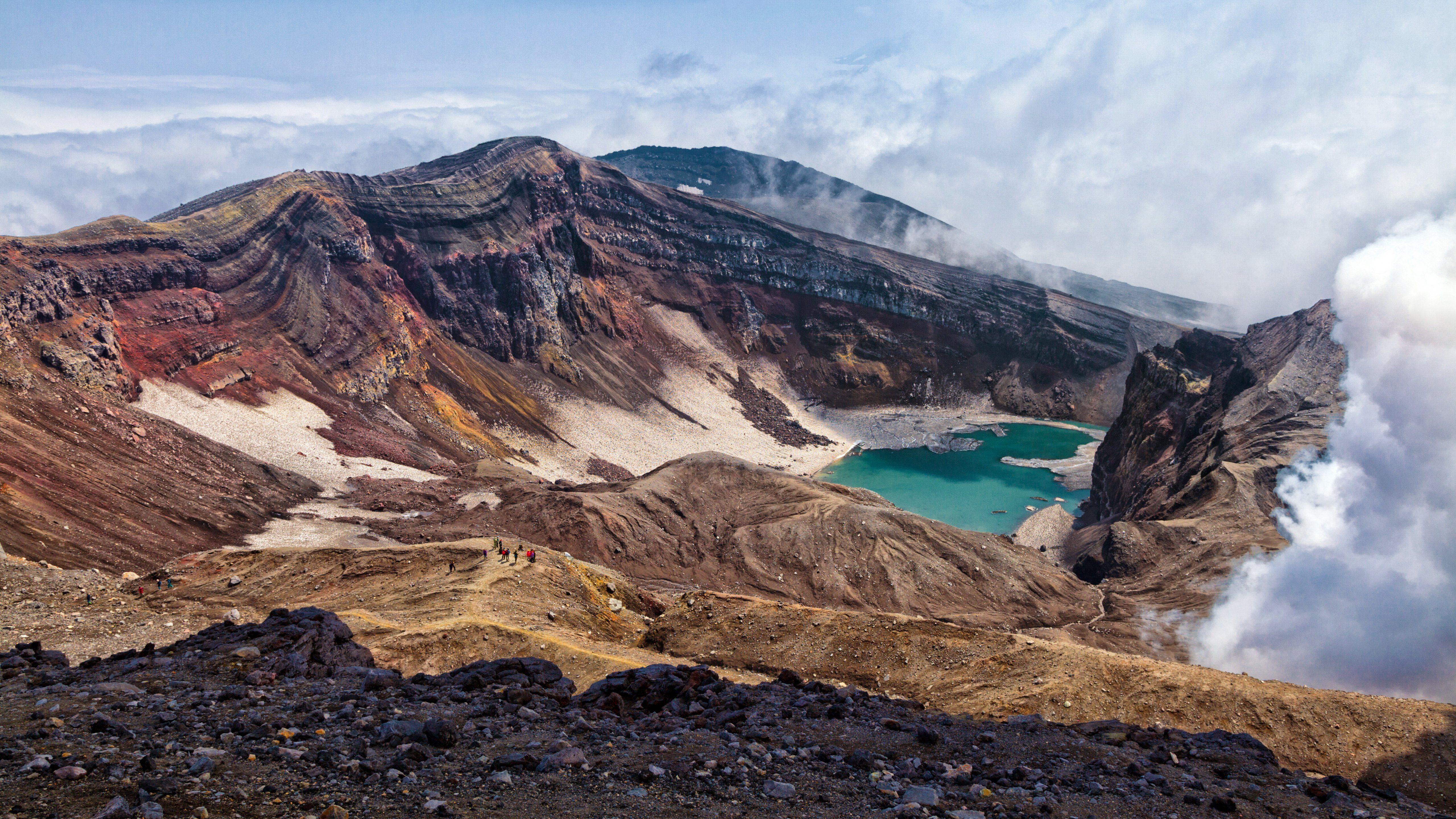 5120x2880 Download desktop wallpaper Kamchatka Russia Mountains Lake 5120x2880