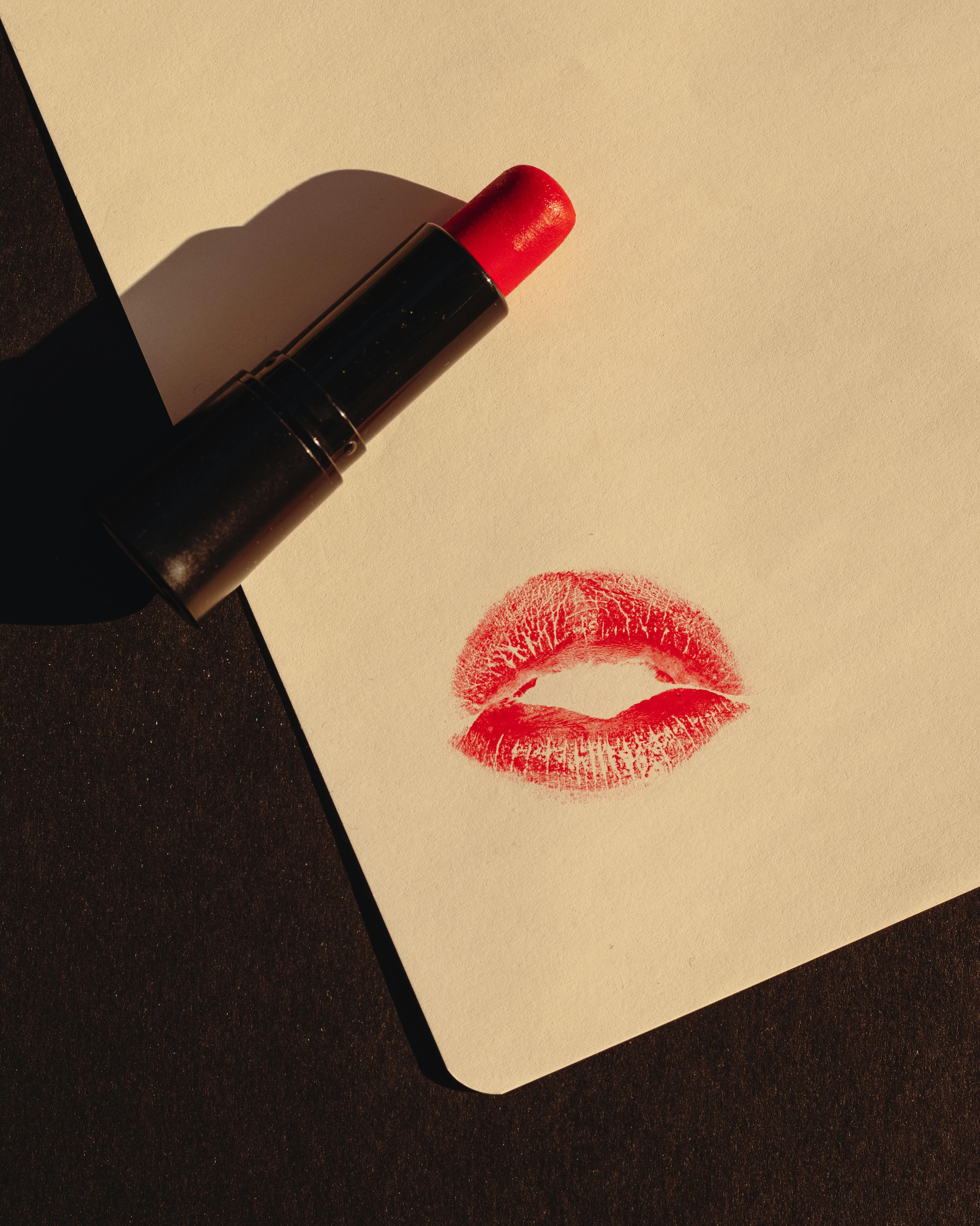 4000x5003 Kiss Mark on White Paper · Free