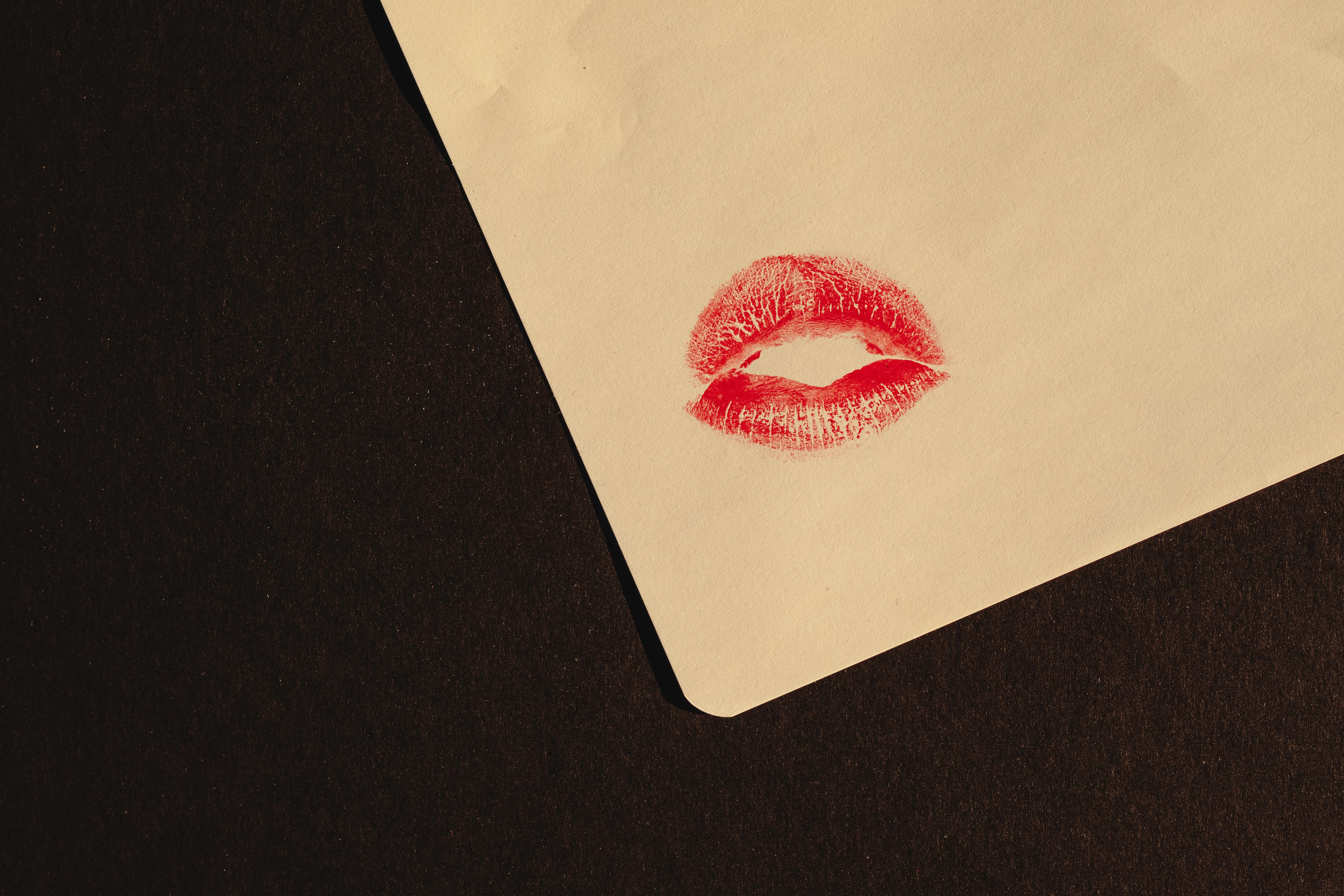 6000x4000 Kiss Mark on White Paper · Free