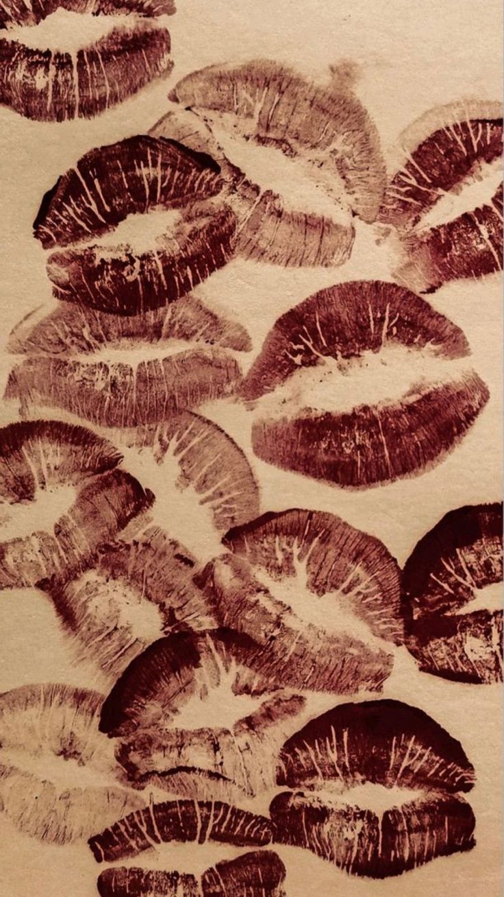 736x1308 paper kiss