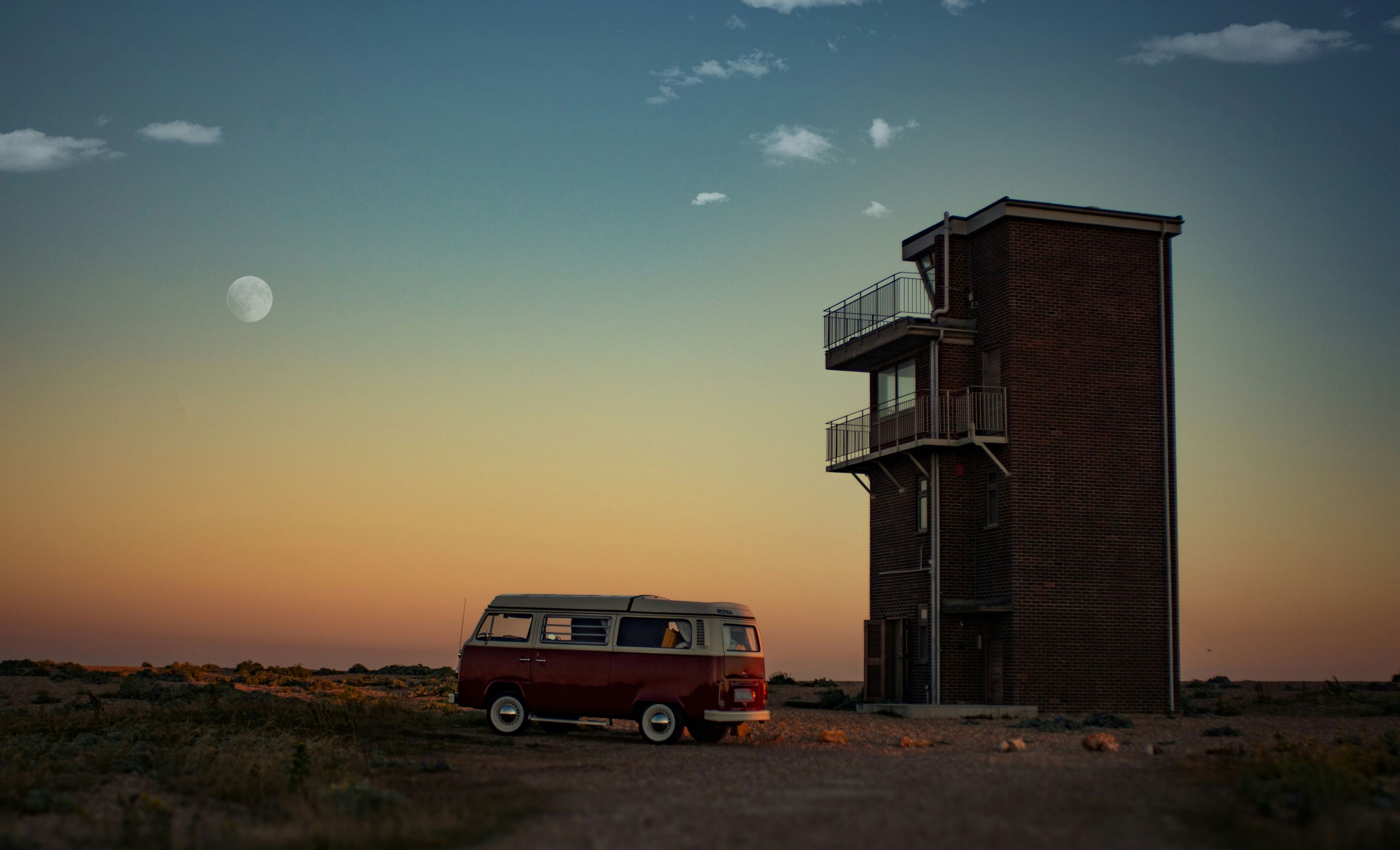 3300x2005 A Red Minivan In The Middle Of Nowhere England UK
