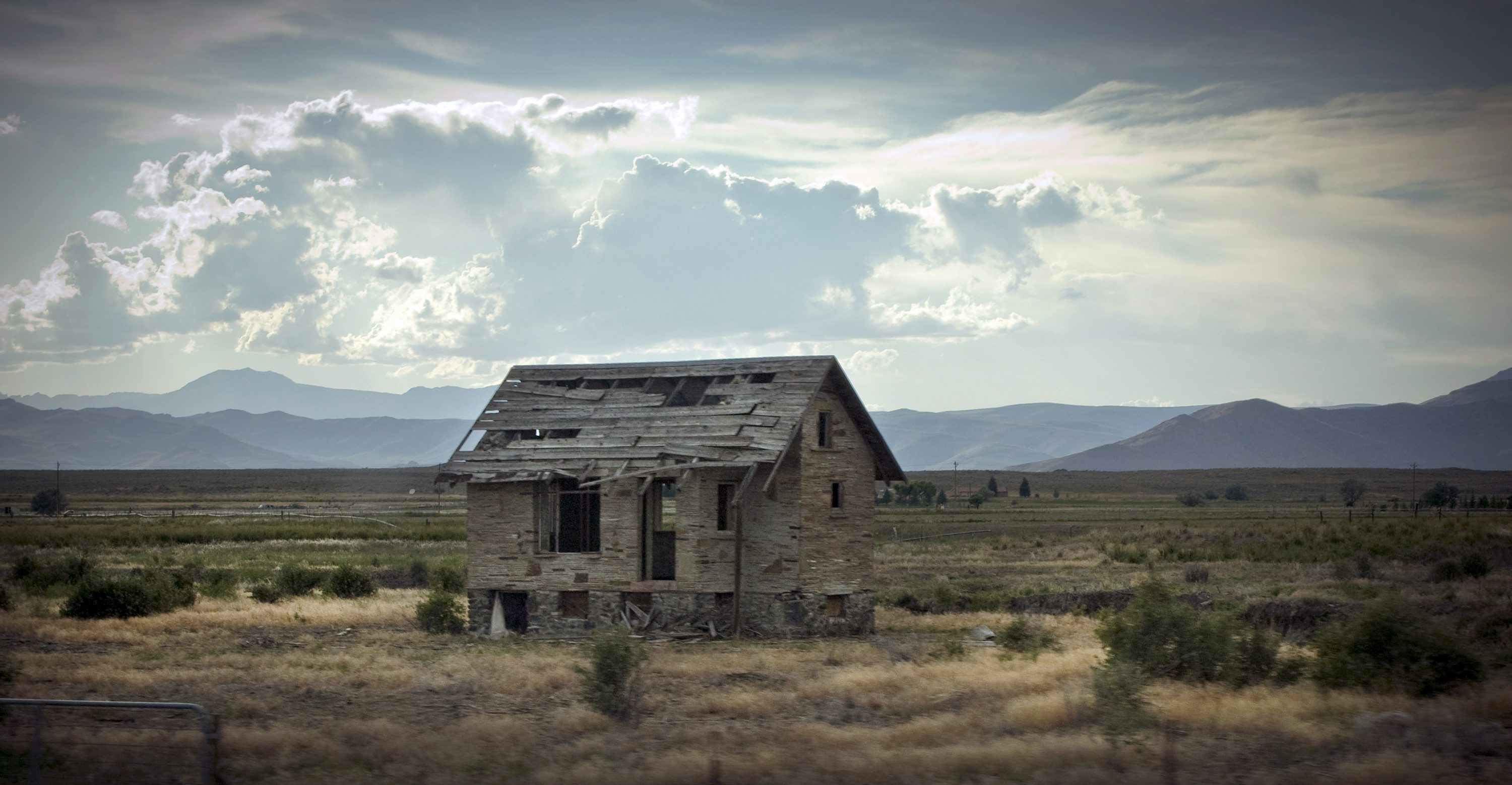 3000x1557 An old abandoned house in the middle of nowhere photo