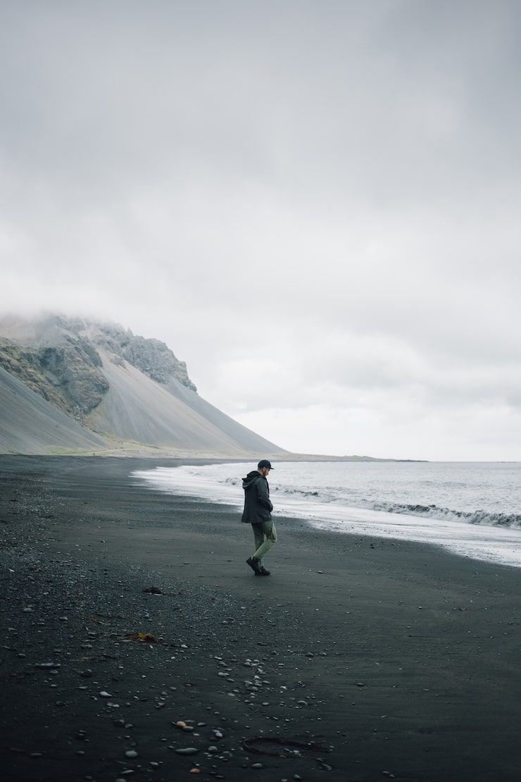 740x1110 The Middle Of Nowhere Photo Free High Quality Picture