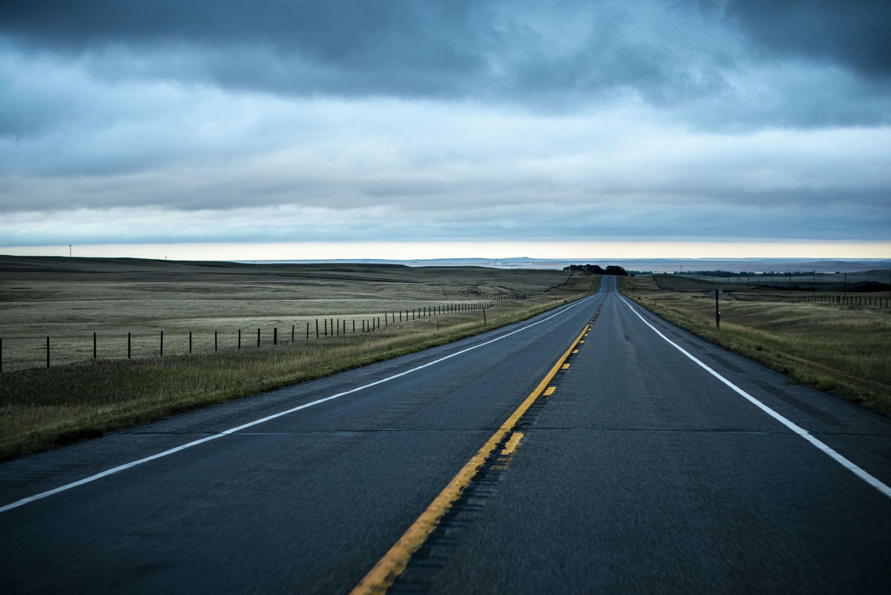 3000x2003 A long empty road in the middle of nowhere photo
