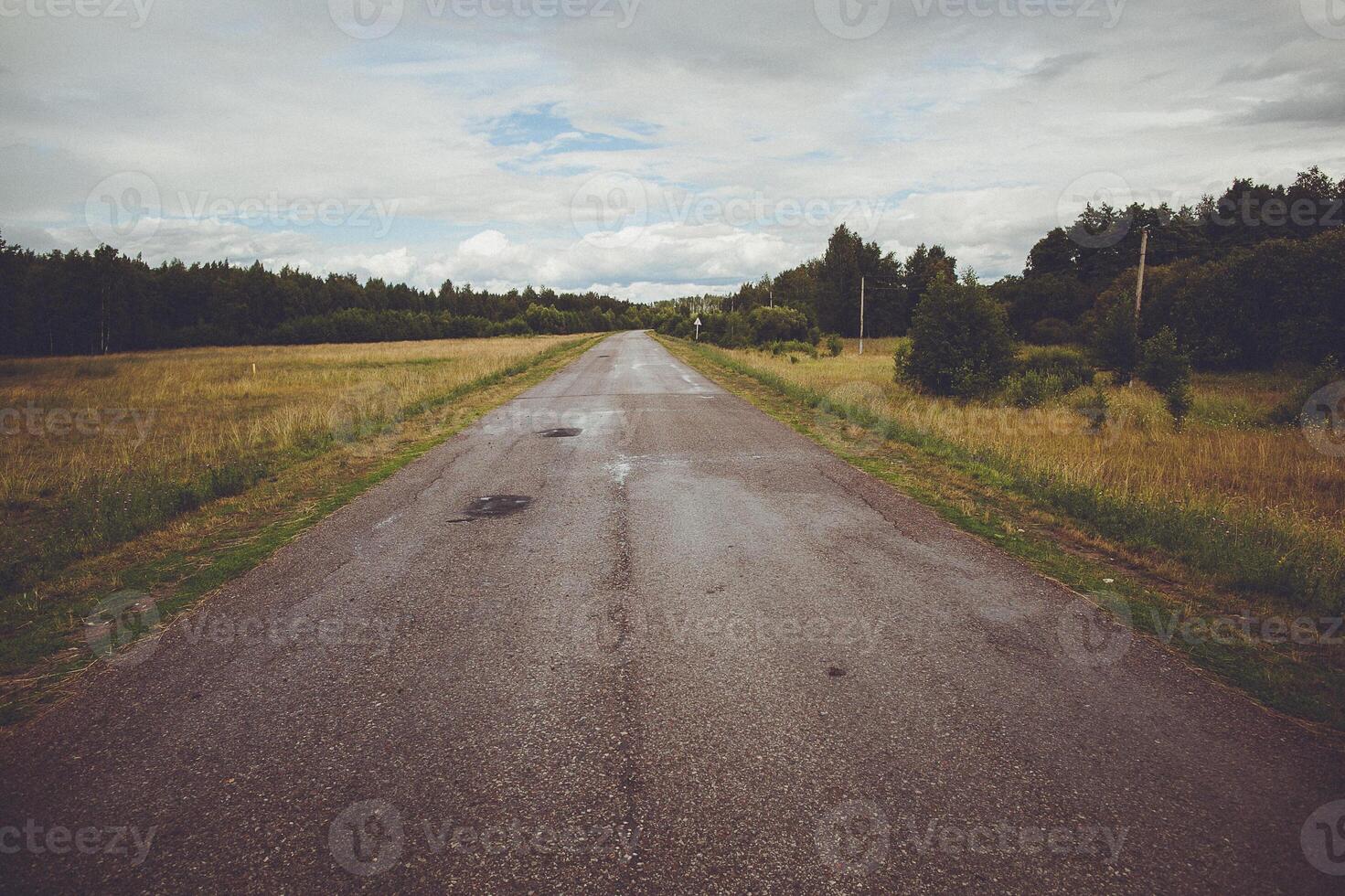 1471x980 A long empty road in the middle of nowhere