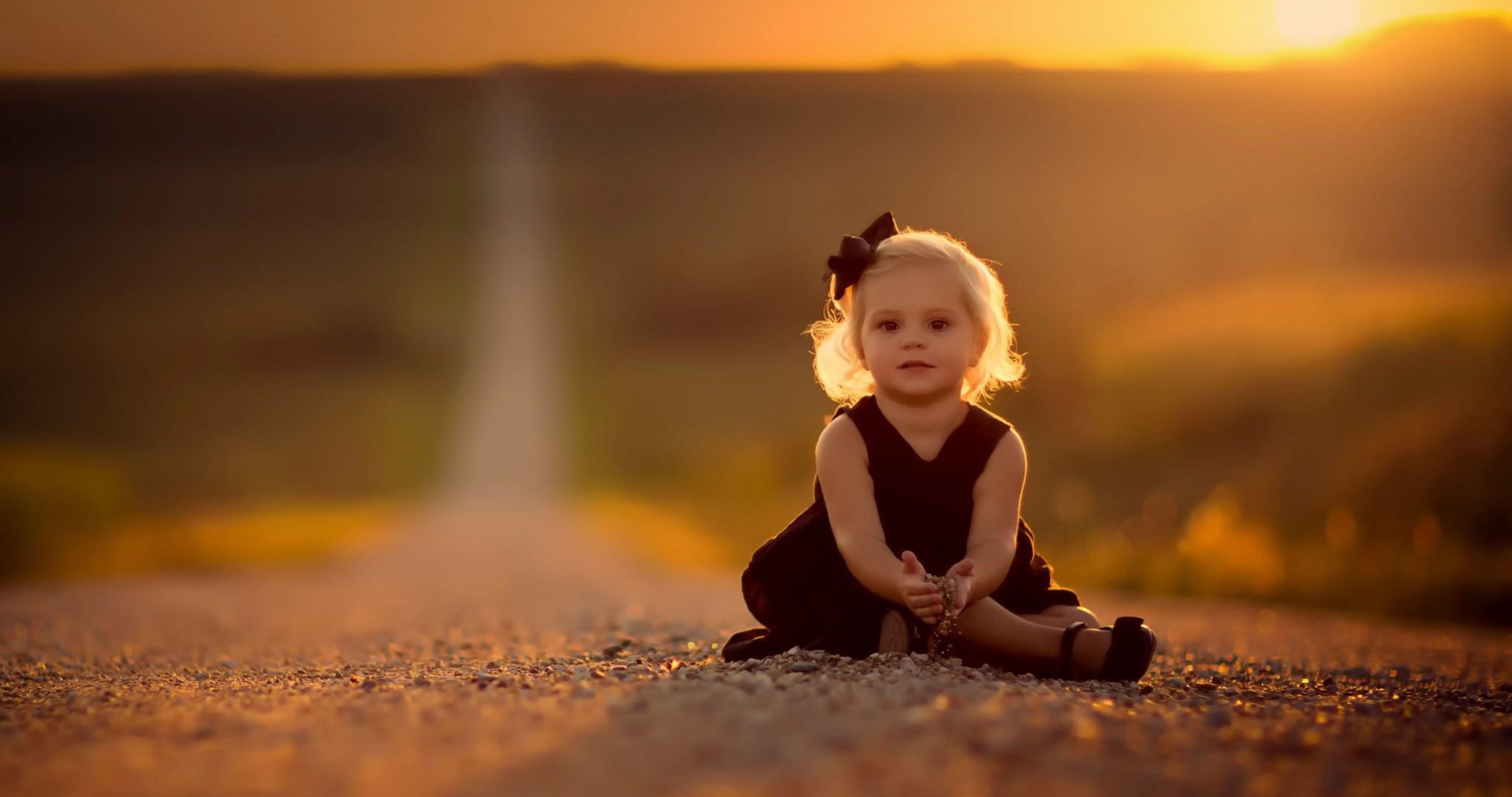 4096x2160 Sweet Small Girl