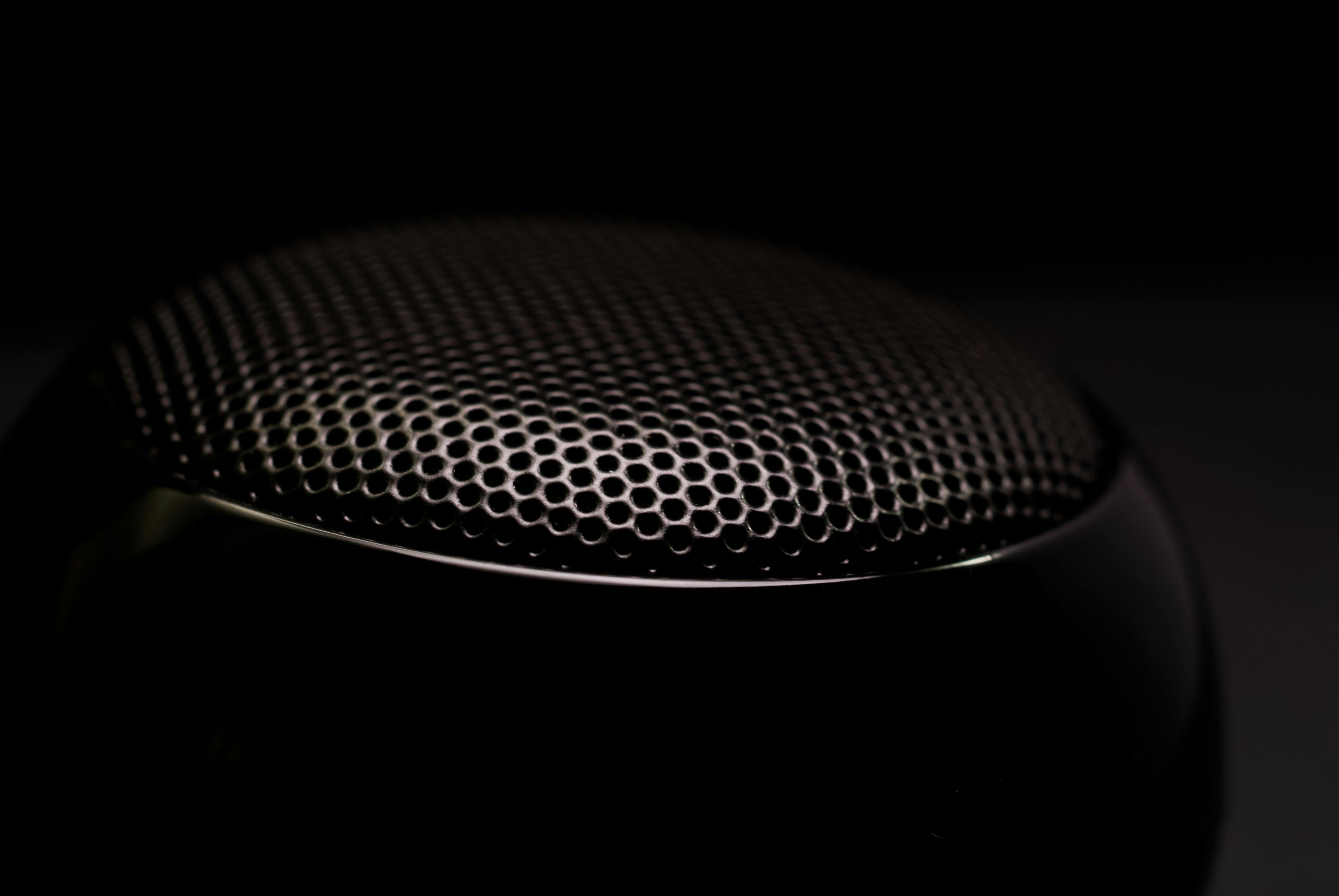 3872x2592 Black Twitter Speaker · Free