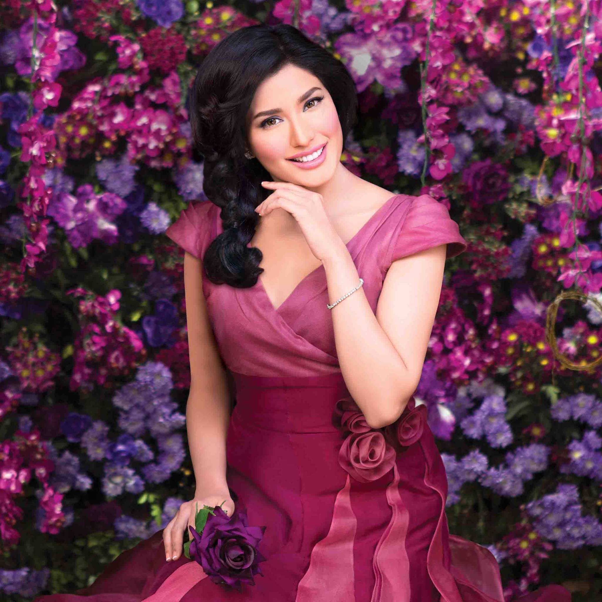 2048x2048 Mehwish Hayat's Biography. Portfolio. Image. Photo. HD