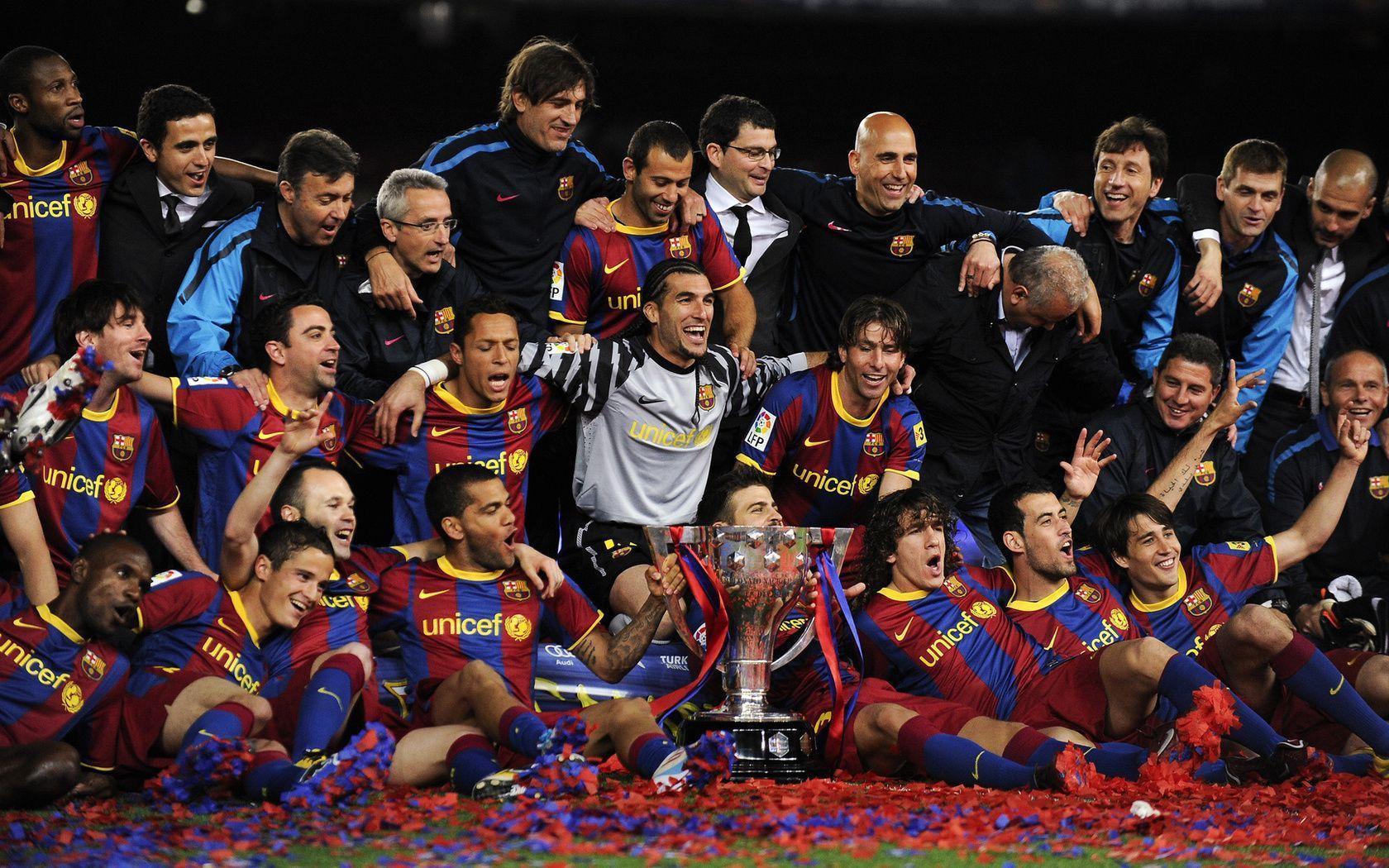 1680x1050 Xavi Iniesta Wallpaper