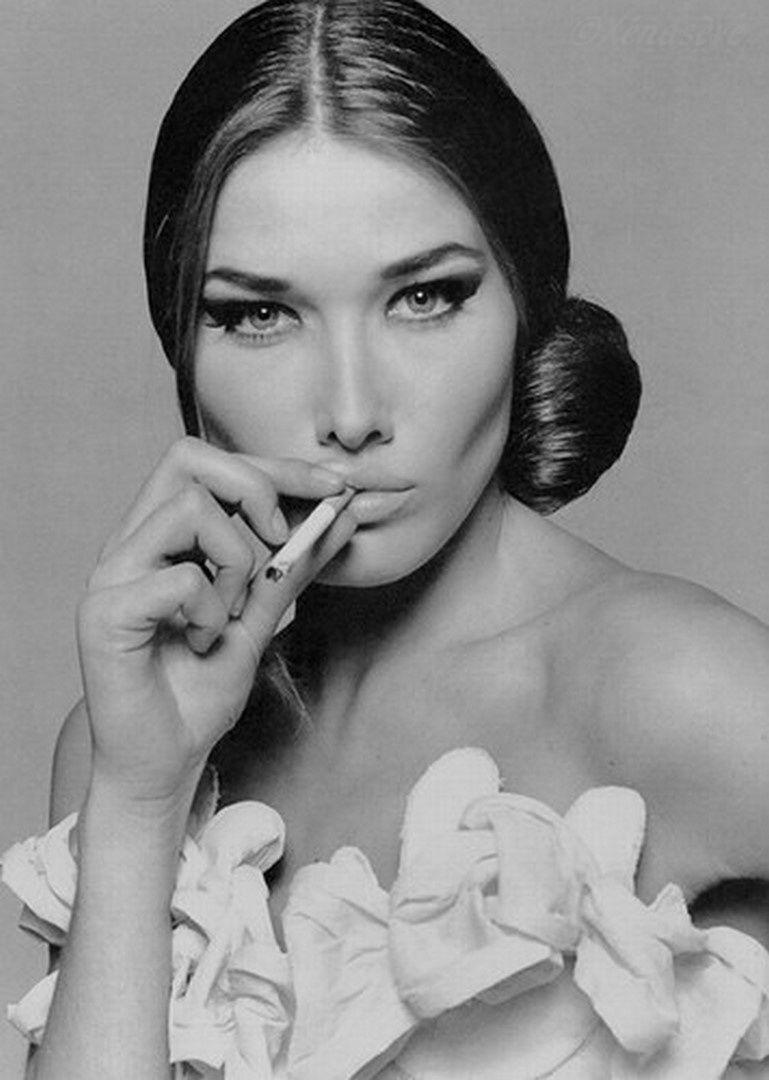 769x1080 Carla Bruni pour Thierry Mugler 1991. Carla bruni, Girl smoking