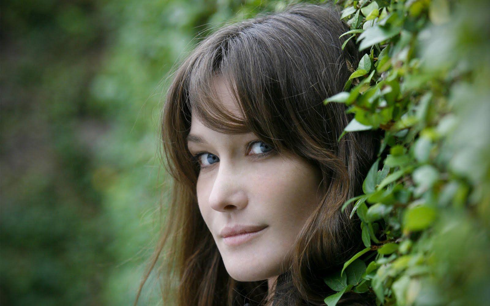 1600x1000 CELEBRITY BOOK REVIEW: Carla Bruni Sarkozy On “I Am Having So Much