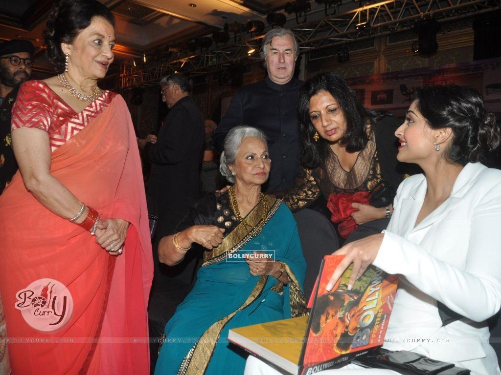 1024x768 Wallpaper Parekh, Waheeda Rehman and Sonam Kapoor in chat