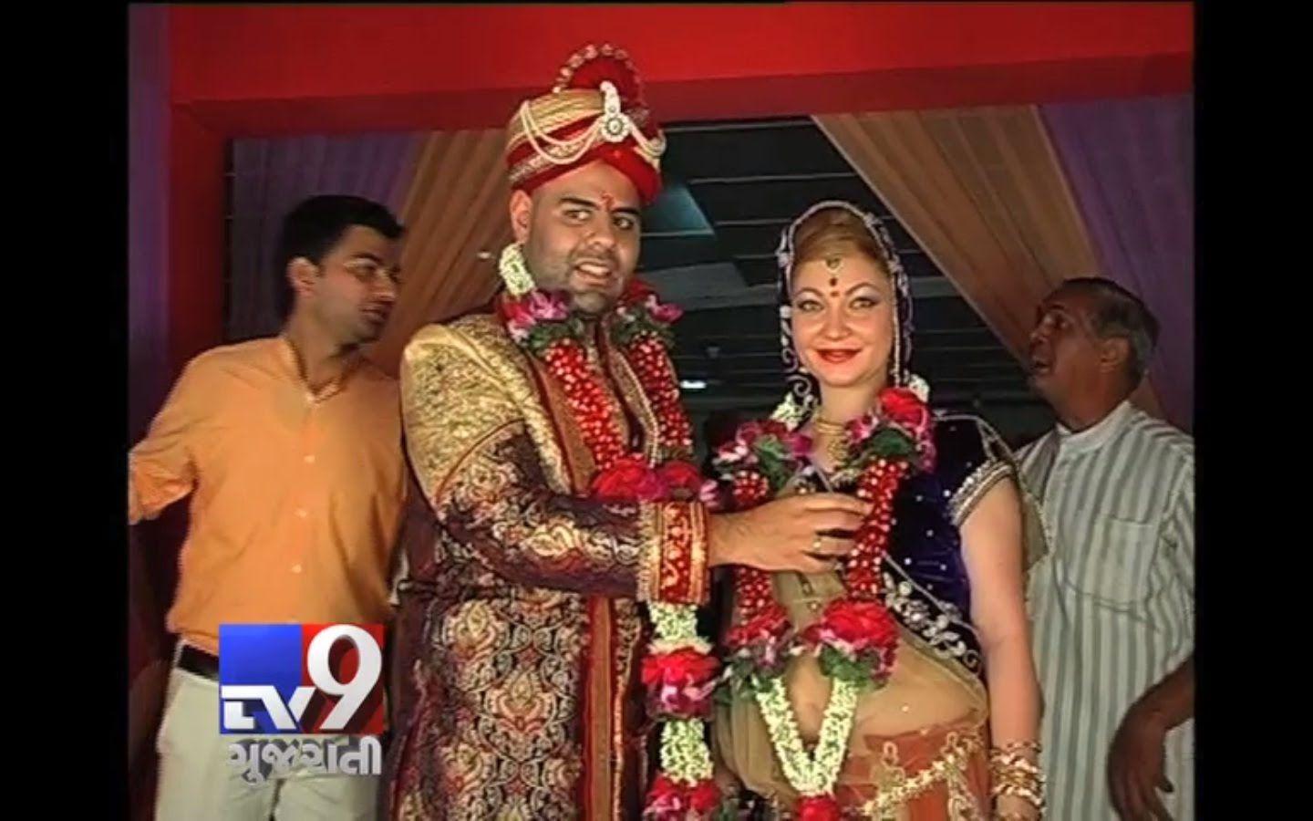 1440x900 Surat : There is no barrier when love exists. Here, in Surat