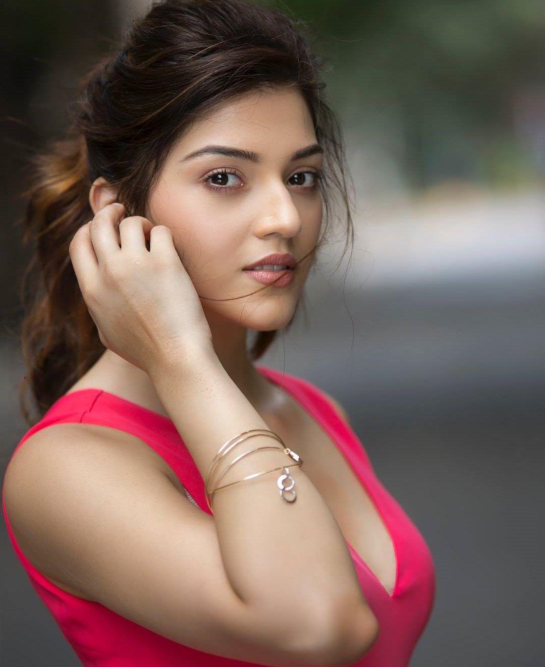1080x1322 Mehreen Pirzada Hot Smile Look Wallpaper
