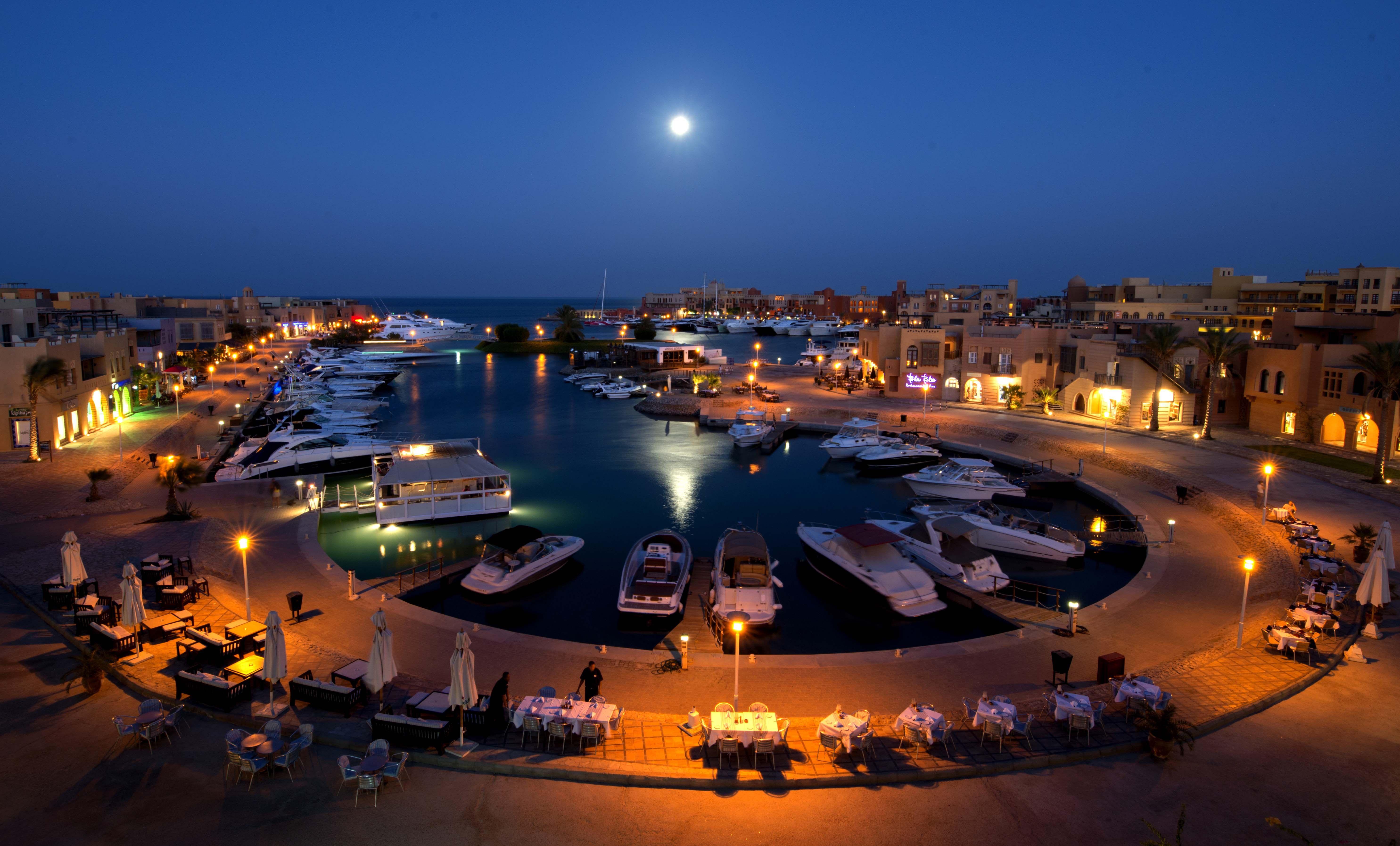 5940x3588 Night at the port resort of El Gouna, Egypt wallpaper and image