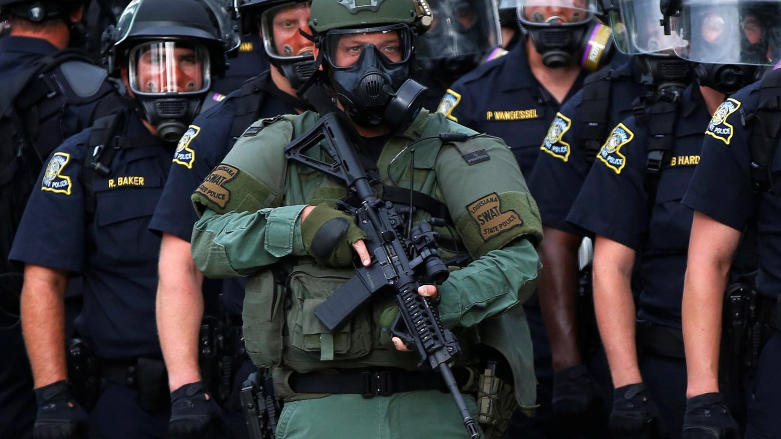 1600x900 Why do American police officers dress like soldiers, and does it