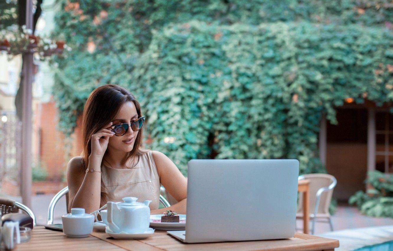 Cô gái hình nền 1332x850, Đặt ra, trà, trang điểm, kính, Kiểu tóc, máy tính xách tay https://wallpaperaccess.com/full/2357426.jpg