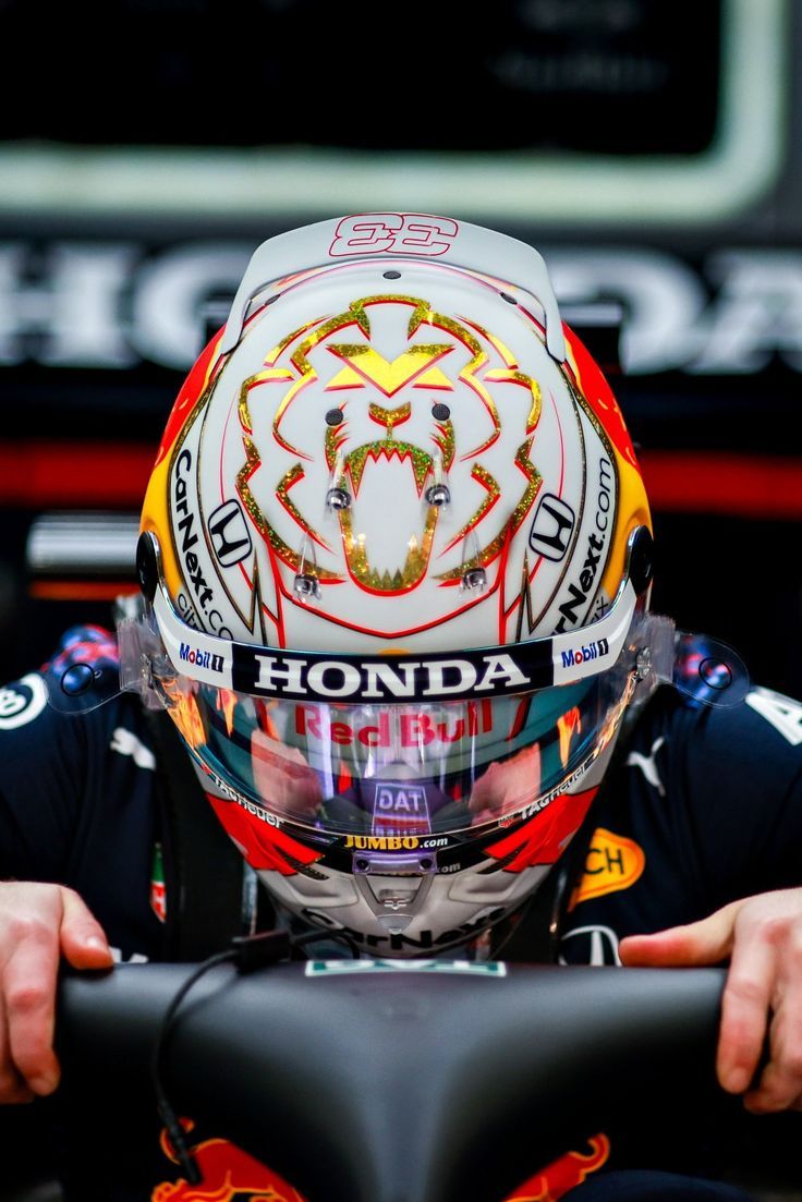 736x1103 Max Verstappen's 2021 Helmet