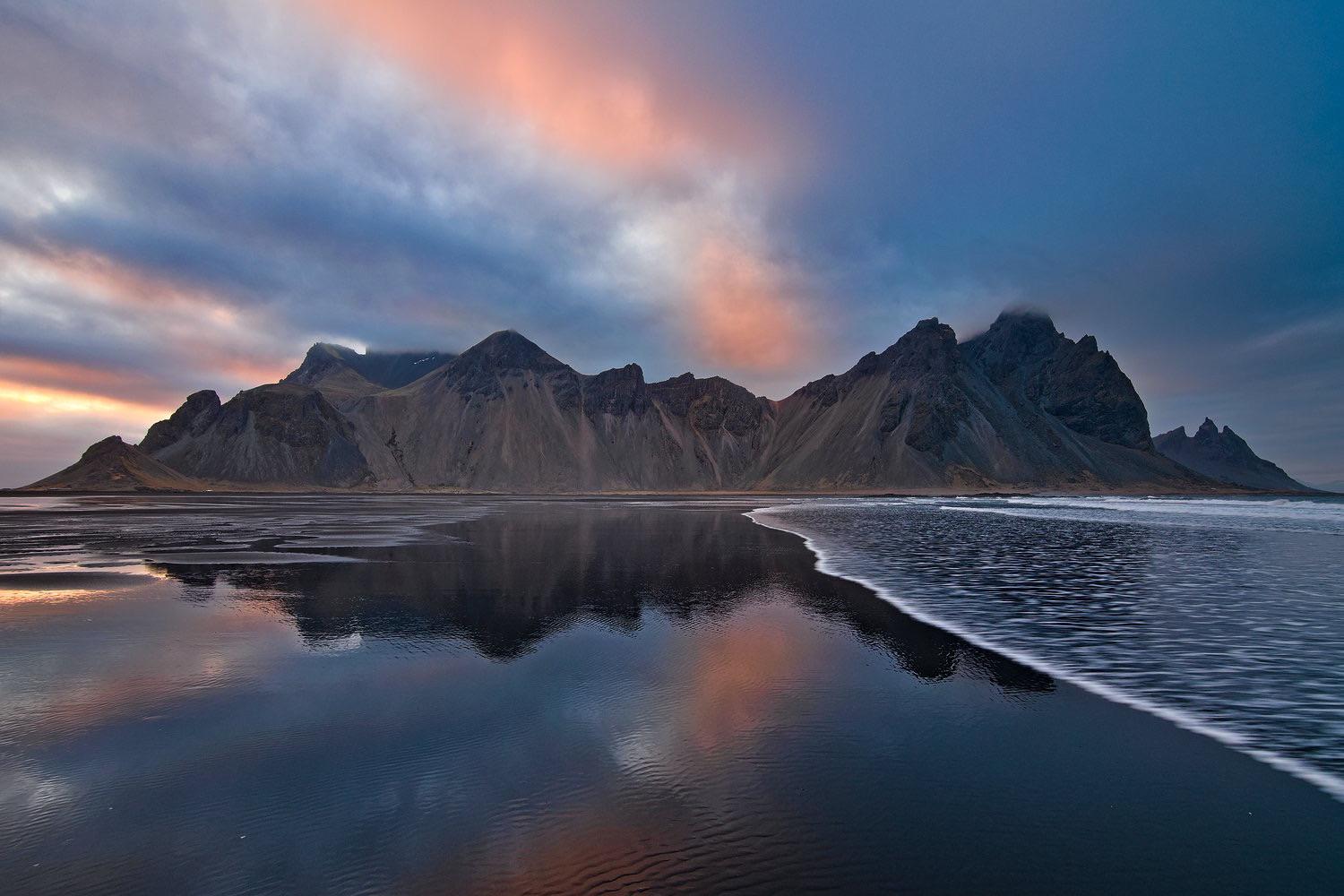 1500x1000 Waves roll in on a black sand beach beneath a midnight sunset, Vestrahorn, Iceland [OC][1500x1000]